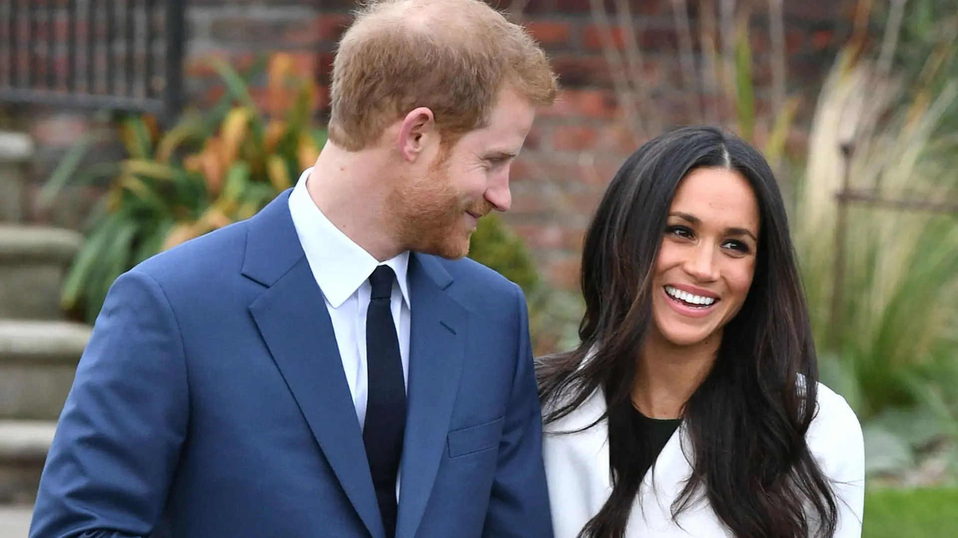ARCHIV - 27.11.2017, Großbritannien, London: Prinz Harry von Großbritannien und Meghan Markle, Schauspielerin aus den USA, stehen für Fotos, nach der Bekanntgabe ihrer Verlobung, im Garten des Kensington-Palasts. Sie sind zum ersten Mal Eltern geworden. Der Junge kam bereits am Morgen des 06.05.2019 zur Welt, berichtete Harry (34) in Windsor. Foto: Dominic Lipinski/PA Wire/dpa +++ dpa-Bildfunk +++