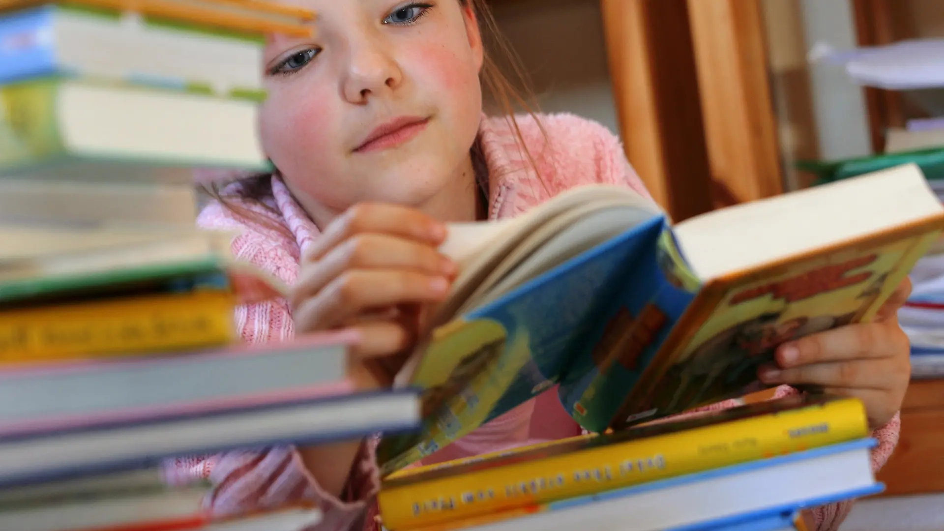 ARCHIV - ILLUSTRATION - Die achtjährige Bentje liest am 21.04.2008 in ihrem Kinderzimmer in Pokrent in einem Kinderbuch. Viele Eltern und Lehrer sind unsicher, ob sie ihren Kindern und Schülern die düsteren Abenteuer schon zumuten können. Eine neue Software von Wissenschaftlern der Universität Konstanz soll die altersgerechteLektüreauswahl erleichtern.Foto: Jens Büttner dpa (zu dpa: "Altersempfehlungen für Kinderbücher per Computer") +++(c) dpa - Bildfunk+++