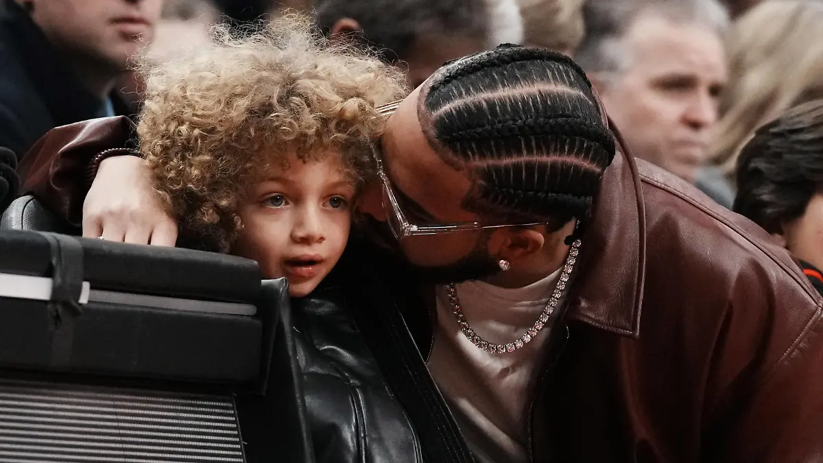 December 7, 2022, Toronto, ON, CAN: Drake sits with his son Adonis Graham as they watch the Toronto Raptors take on the Los Angeles Lakers in NBA, Basketball Herren, USA basketball action in Toronto on Wednesday, December 7, 2022. Drake Adonis Graham PUBLICATIONxINxGERxSUIxAUTxONLY - ZUMAc35_ 20221207_zaf_c35_171 Copyright: xChrisxYoungx
