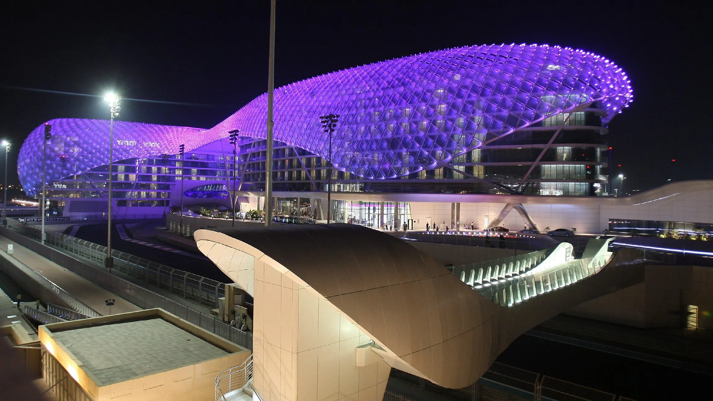 The Yas luxury hotel at the newly built Yas Marina Circuit is seen in Abu Dhabi, United Arab Emirates on 28 October 2009. Yas Marina Circuit, the organisers of the inaugural Formula One Etihad Airways Abu Dhabi Grand Prix, announced that the event is sold out, with approximately 50,000 spectators expected on Race Day. EPA/ALI HAIDER +++(c) dpa - Bildfunk+++