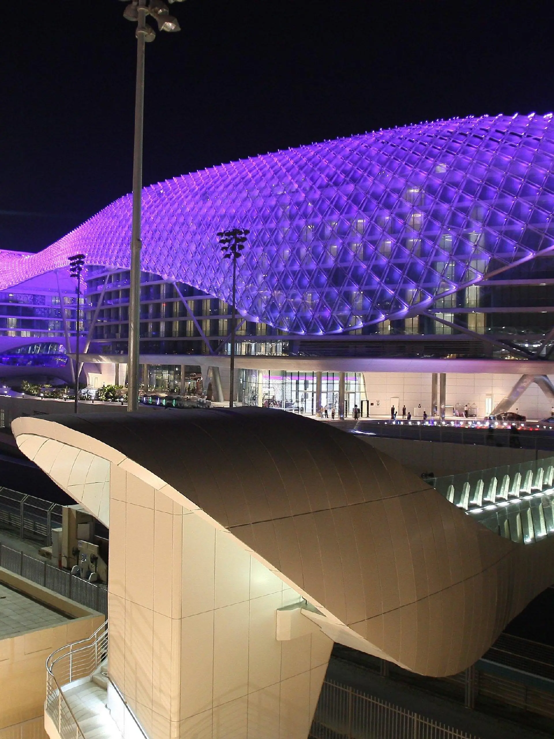 The Yas luxury hotel at the newly built Yas Marina Circuit is seen in Abu Dhabi, United Arab Emirates on 28 October 2009. Yas Marina Circuit, the organisers of the inaugural Formula One Etihad Airways Abu Dhabi Grand Prix, announced that the event is sold out, with approximately 50,000 spectators expected on Race Day. EPA/ALI HAIDER +++(c) dpa - Bildfunk+++