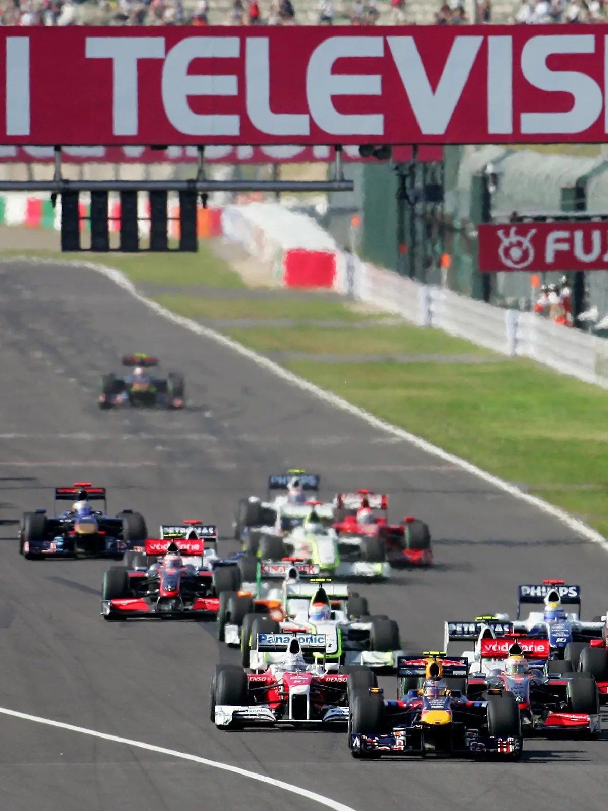 German Formula One driver Sebastian Vettel (C) of Red Bull Racing leads the pack after the start of the race at the Suzuka Circuit in Suzuka, Japan, 04 October 2009. Photo: Felix Heyder +++(c) dpa - Bildfunk+++
