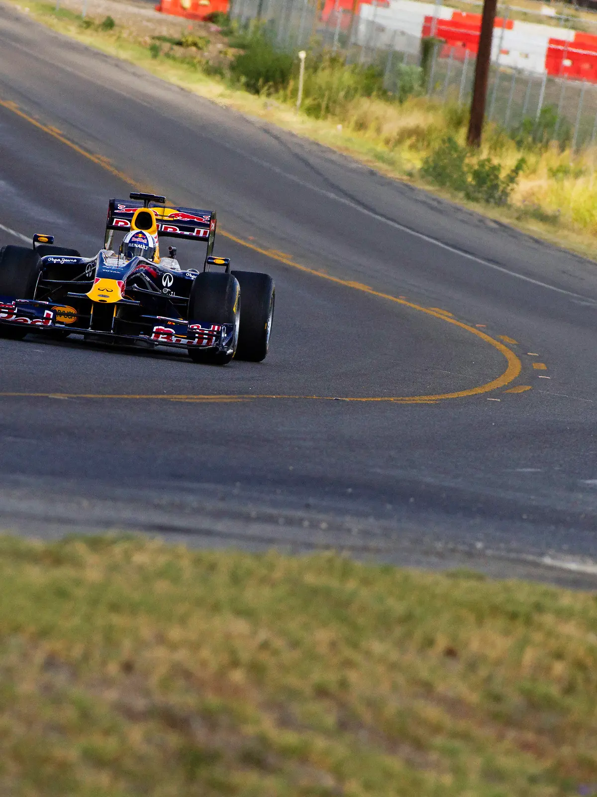 ARCHIV - Ein Red-Bull-Rennwagen fährt am 19.08.2011 über den Circuit of the Americas in Austin, Texas. Die Rennstrecke soll 2012 fertiggestellt werden. Ab 2012 soll hier der Große Preis der USA stattfinden. Photo: Chris Tedesco/Red Bull Content Pool (ACHTUNG: Nur für die redaktionelle Nutzung!) (zu dpa 0693 vom 07.12.2011)  +++(c) dpa - Bildfunk+++