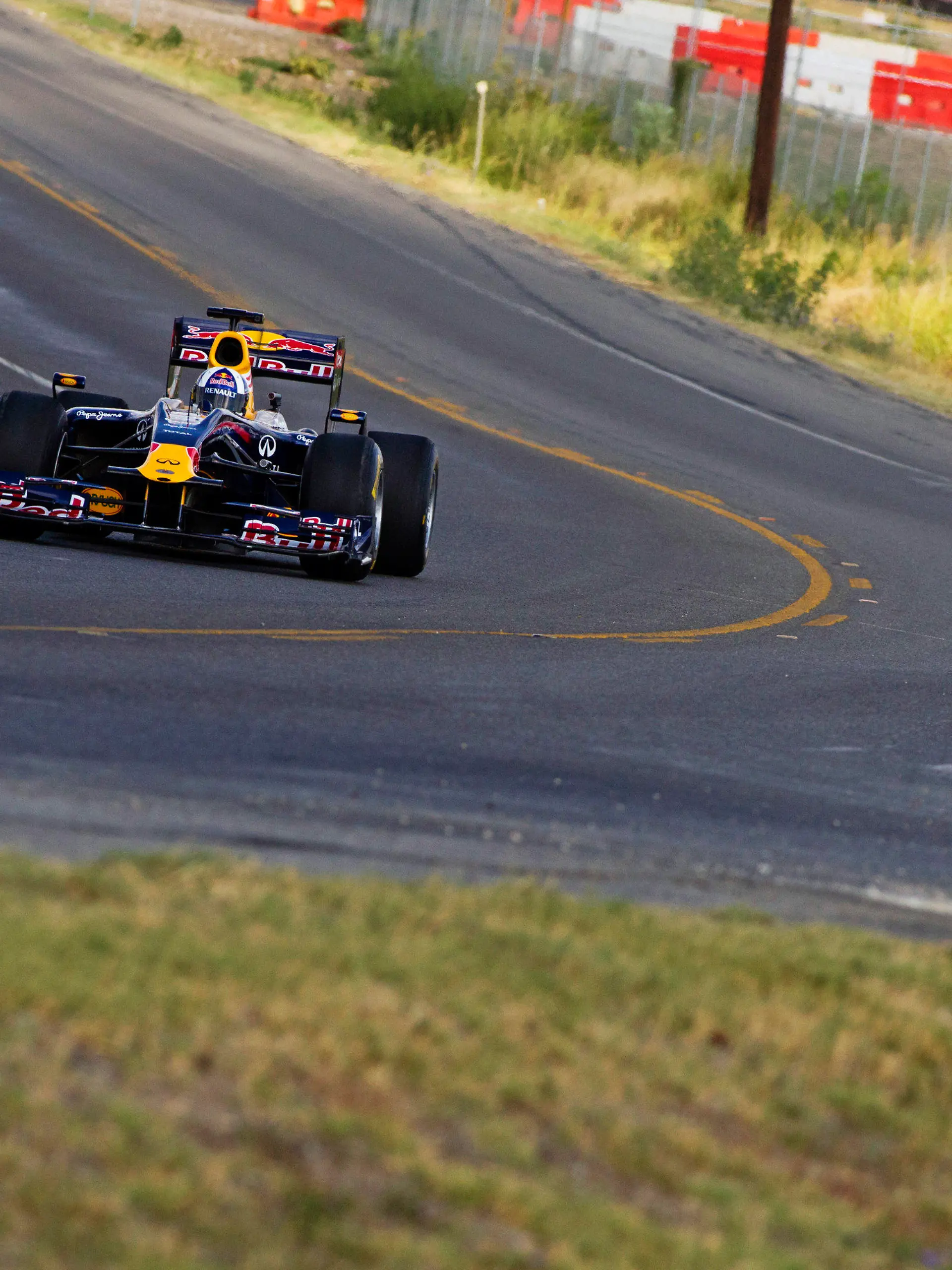 ARCHIV - Ein Red-Bull-Rennwagen fährt am 19.08.2011 über den Circuit of the Americas in Austin, Texas. Die Rennstrecke soll 2012 fertiggestellt werden. Ab 2012 soll hier der Große Preis der USA stattfinden. Photo: Chris Tedesco/Red Bull Content Pool (ACHTUNG: Nur für die redaktionelle Nutzung!) (zu dpa 0693 vom 07.12.2011)  +++(c) dpa - Bildfunk+++
