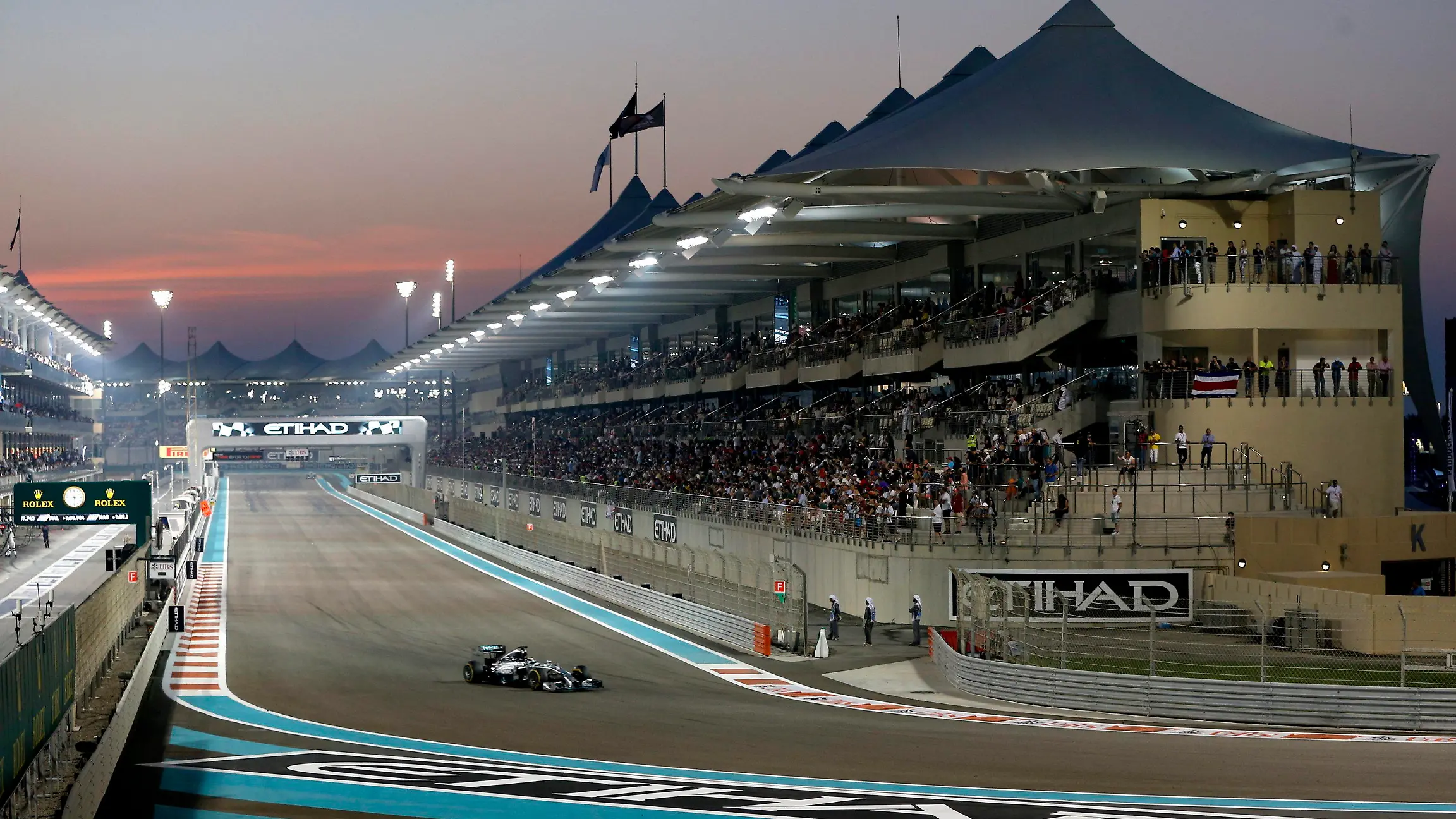 epa04500909 British Formula One driver Lewis Hamilton of Mercedes AMG GP in action during the Formula One Grand Prix of Abu Dhabi at Yas Marina Circuit in Abu Dhabi, United Arab Emirates, 23 November 2014. EPA/VALDRIN XHEMAJ +++(c) dpa - Bildfunk+++