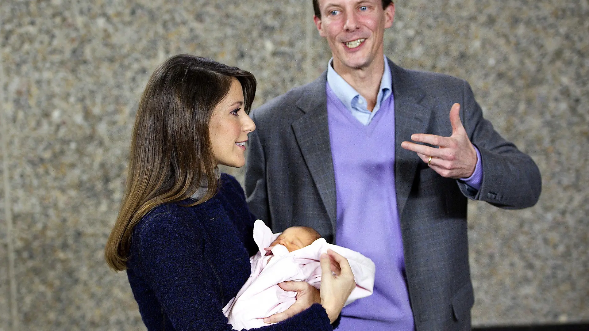 epa03080898 French-born Danish Princess Marie and her husband Prince Joachim of Denmark present their newborn daughter at the Copenhagen University Hospital, in Copenhagen, Denmark, 27 January 2012. The Royal couple's daughter was born on 24 January morning. EPA/KELD NAVNTOFT DENMARK OUT +++(c) dpa - Bildfunk+++