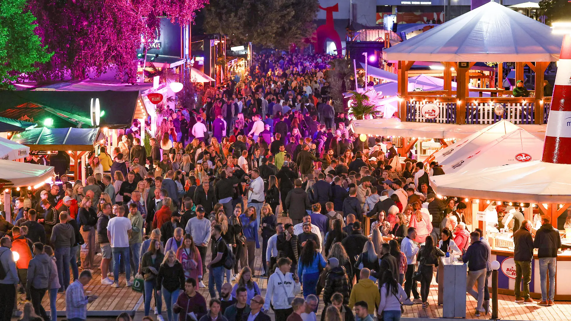 Niedersachsen, Hannover: Maschseefest, Tausende Besucher am ersten Abend am Maschsee-Nordufer., *** Lower Saxony, Hannover Maschseefest, thousands of visitors on the first evening at the Maschsee north shore ,