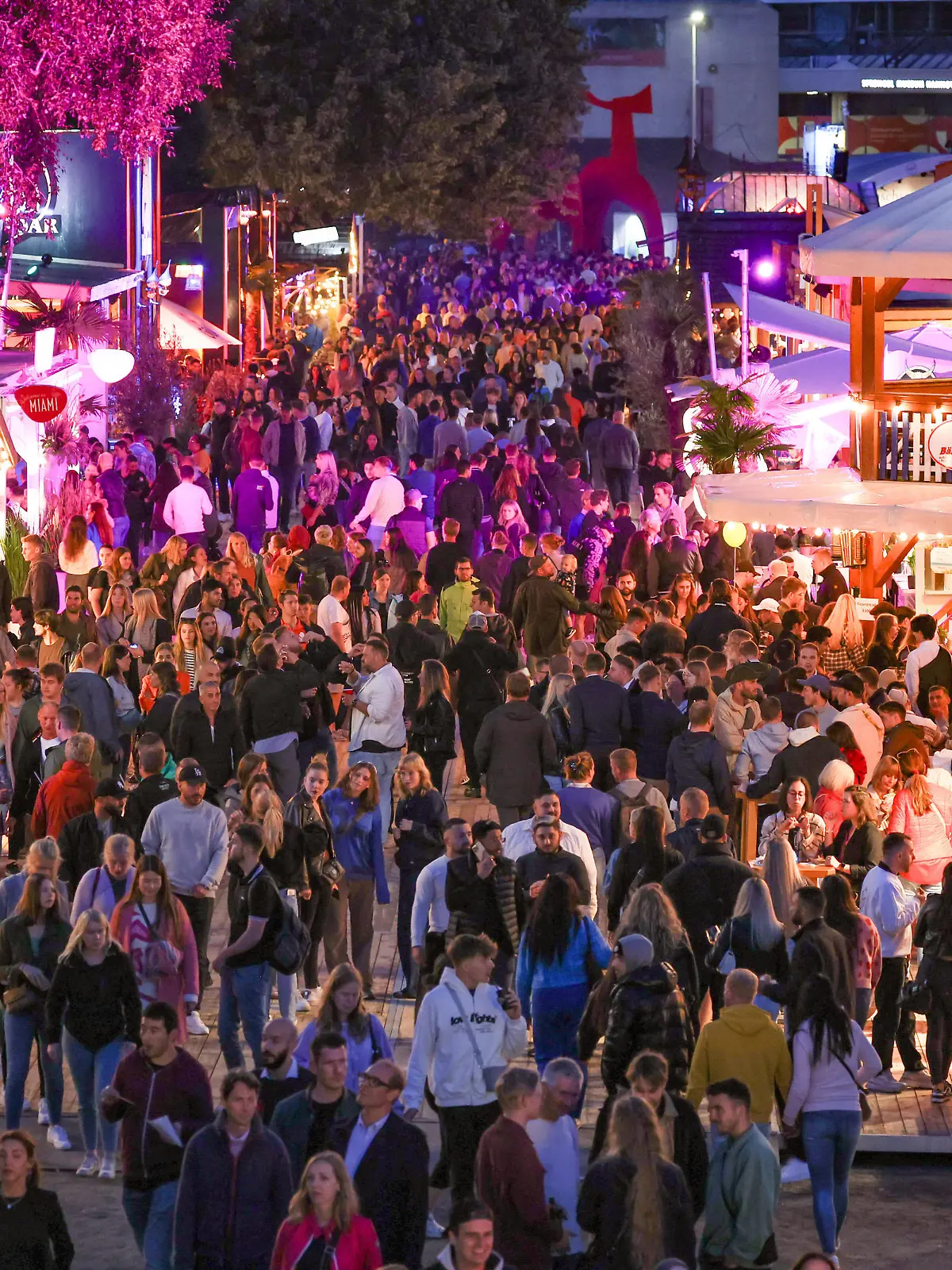 Niedersachsen, Hannover: Maschseefest, Tausende Besucher am ersten Abend am Maschsee-Nordufer., *** Lower Saxony, Hannover Maschseefest, thousands of visitors on the first evening at the Maschsee north shore ,