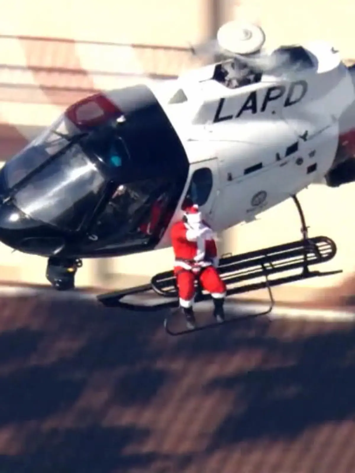 Zusammen mit der Polizei von Los Angeles in den USA legt dieser Weihnachtsmann einen Stunt wie aus einem Actionfilm hin. Er springt tatsächlich aus einem Helikopter! Doch die Szenen sind nicht etwa für einen neuen Blockbuster. Santa ist nämlich auf dem Dach eines Kinderkrankenhauses gelandet, um dort Geschenke an die Kleinen zu verteilen. Wie schön!