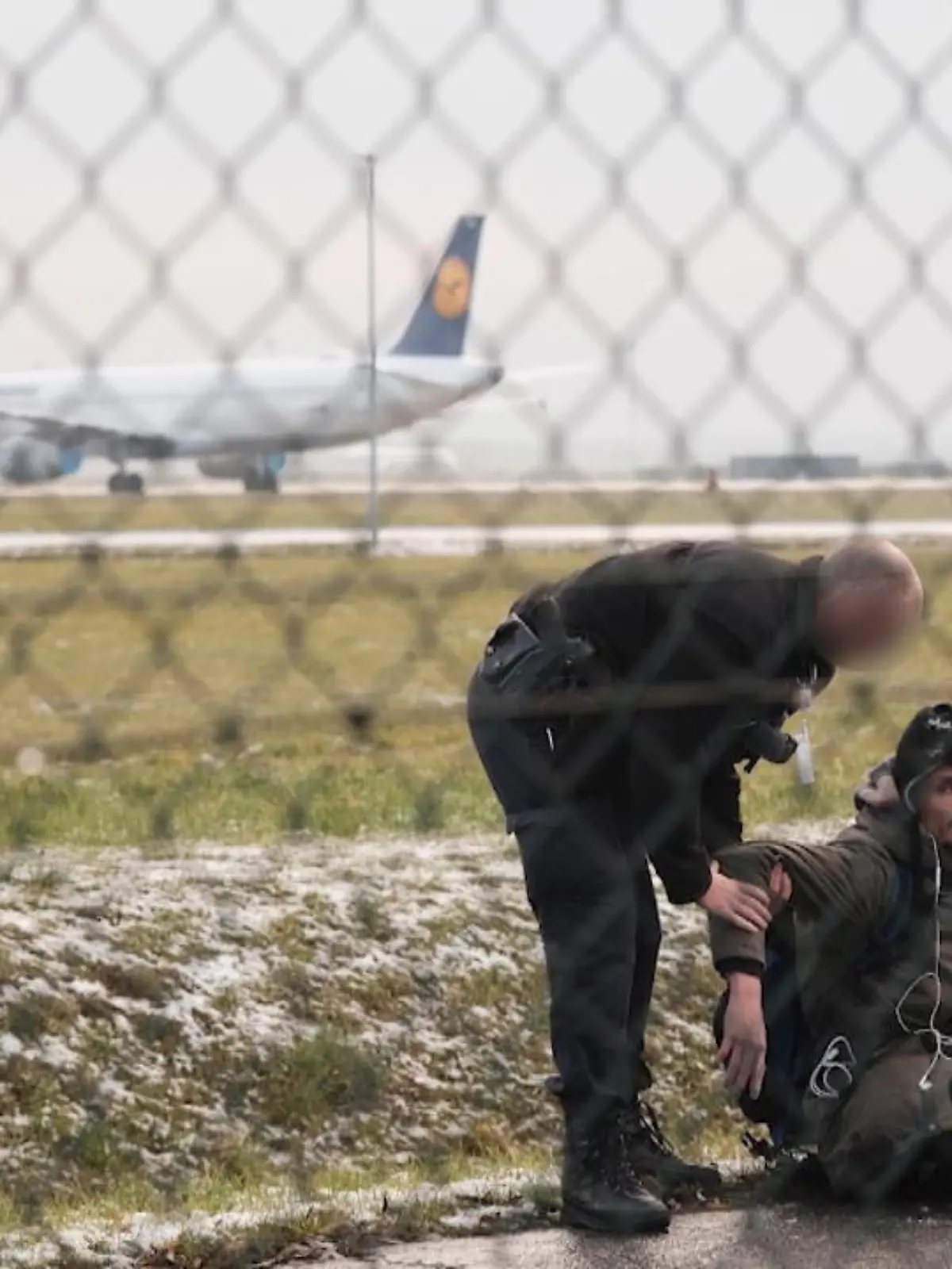 Bild zu: "Klima-Kleber legen Airports lahm"