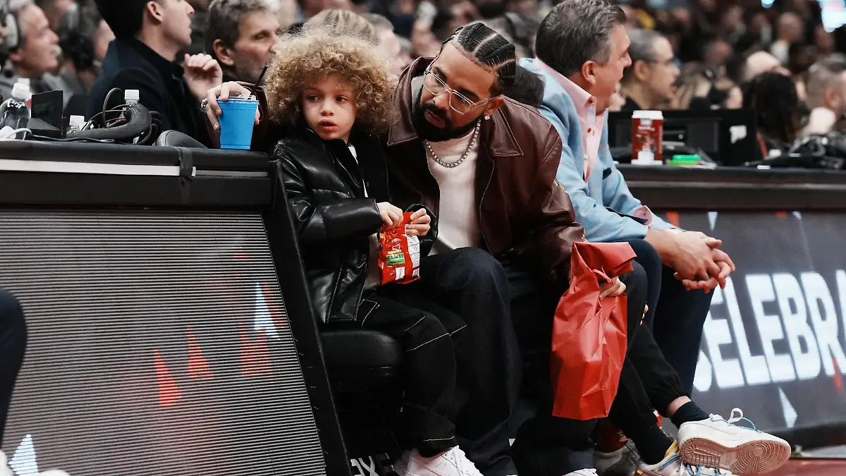 December 7, 2022, Toronto, ON, CAN: Drake sits with his son Adonis Graham as they watch the Toronto Raptors take on the Los Angeles Lakers in NBA, Basketball Herren, USA basketball action in Toronto on Wednesday, December 7, 2022. Drake Adonis Graham PUBLICATIONxINxGERxSUIxAUTxONLY - ZUMAc35_ 20221207_zaf_c35_173 Copyright: xChrisxYoungx