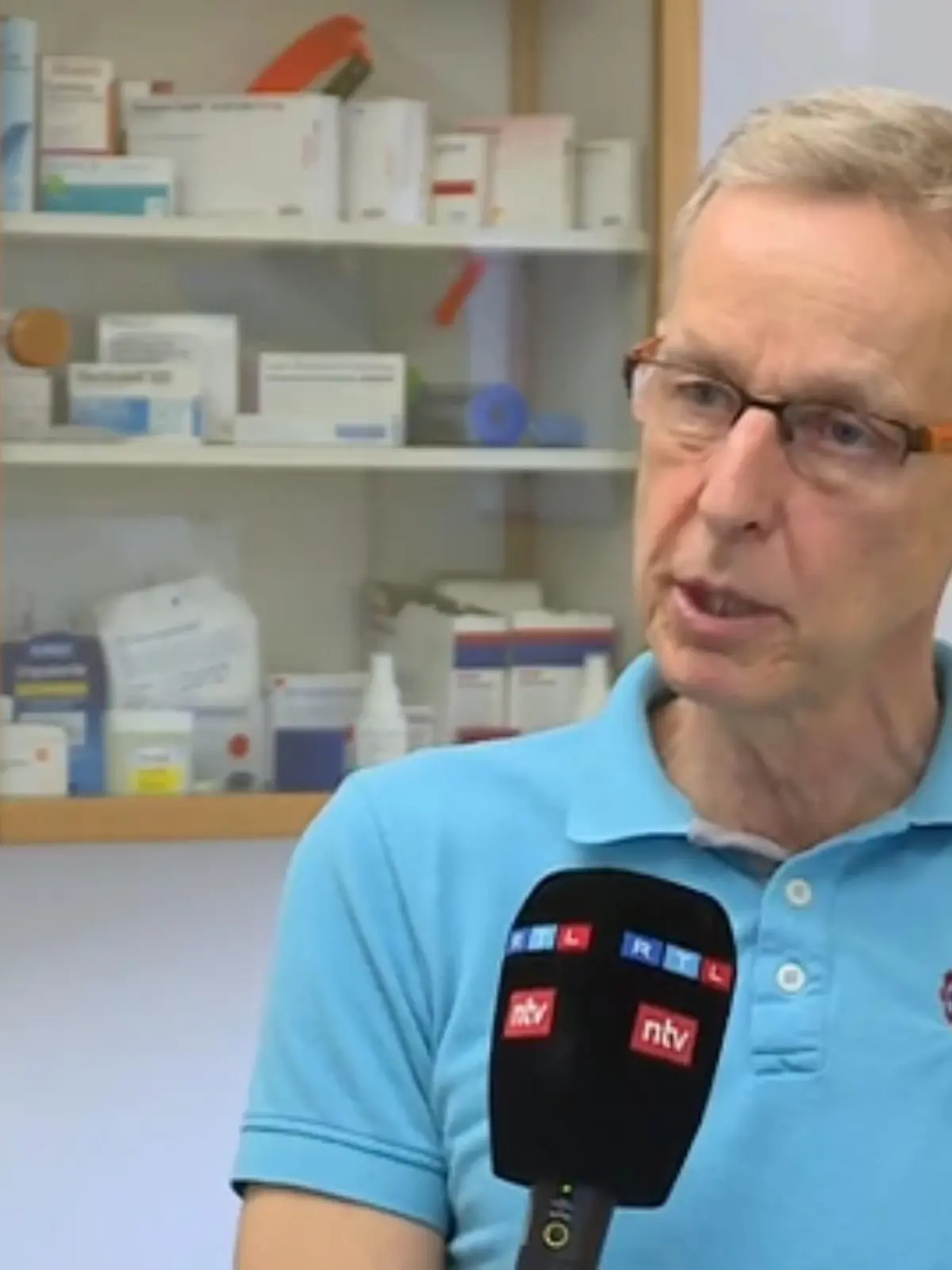 Von Paracetamol bis hin zum Fiebersaft: Vor allem bei Arzneimitteln für Kinder herrscht derzeit ein großer Mangel. Immer mehr Ärzte und Apotheker beklagen sich über Lieferschwierigkeiten von Medikamenten, doch bisher ist keine Änderung in Sicht. Unsere Reporterin Rebekka Bednorz hat mit dem Kinder- und Jugendarzt Dr. Ralf Moebus aus Bad Homburg über die Situation gesprochen. Mehr dazu im Video.
