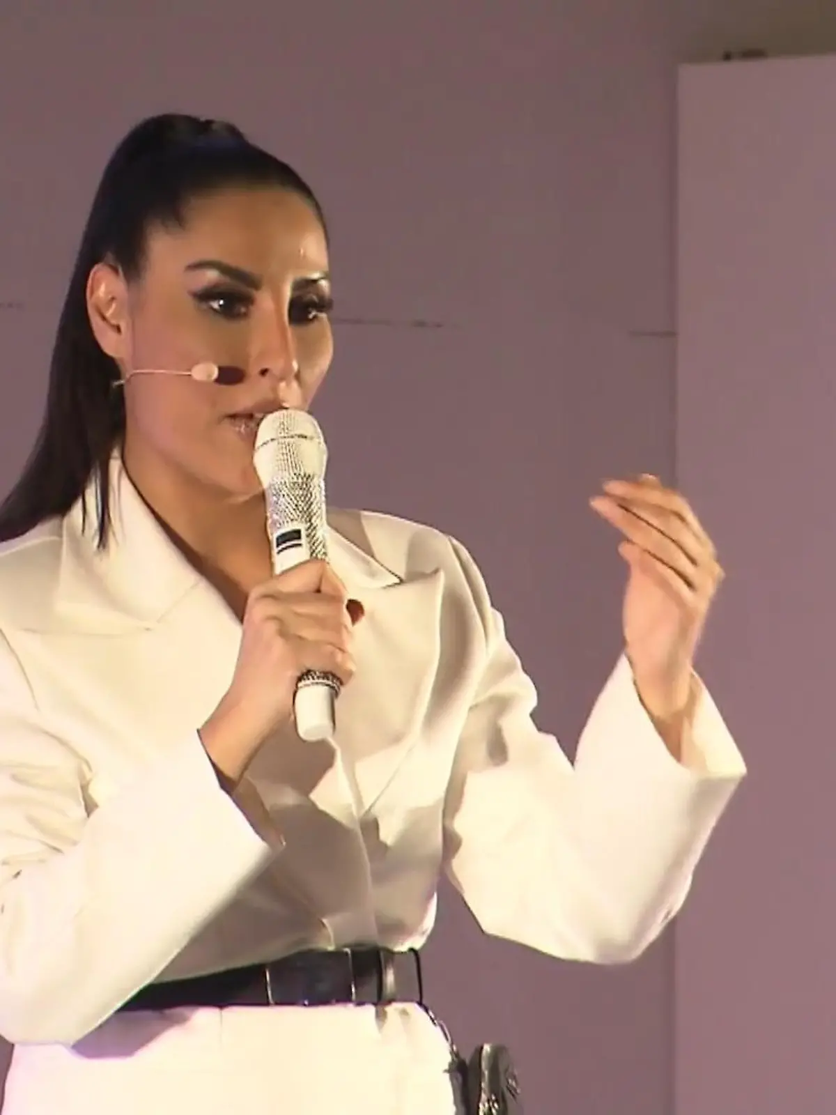 Die Hessin Senna Gammour, Sängerin der Girlband Monrose, erfindet sich ja immer mal wieder neu. Vor ein paar Jahren wurde sie Buchautorin und startete ein Comedy-Bühnenprogramm. Jetzt versucht sie sich auch als Life-Coach. Ob das funktioniert und ob sie damit den Teilnehmerinnen ihrer Kurse konkret helfen kann, erleben wir im Countdown.