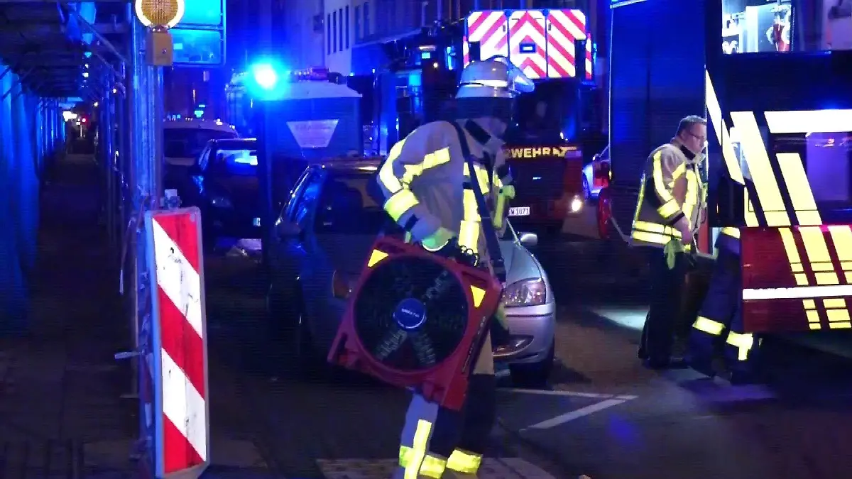 Die Krefelder Feuerwehr lüftet die mit Kohlenmonoxid vergiftete Wohnung.