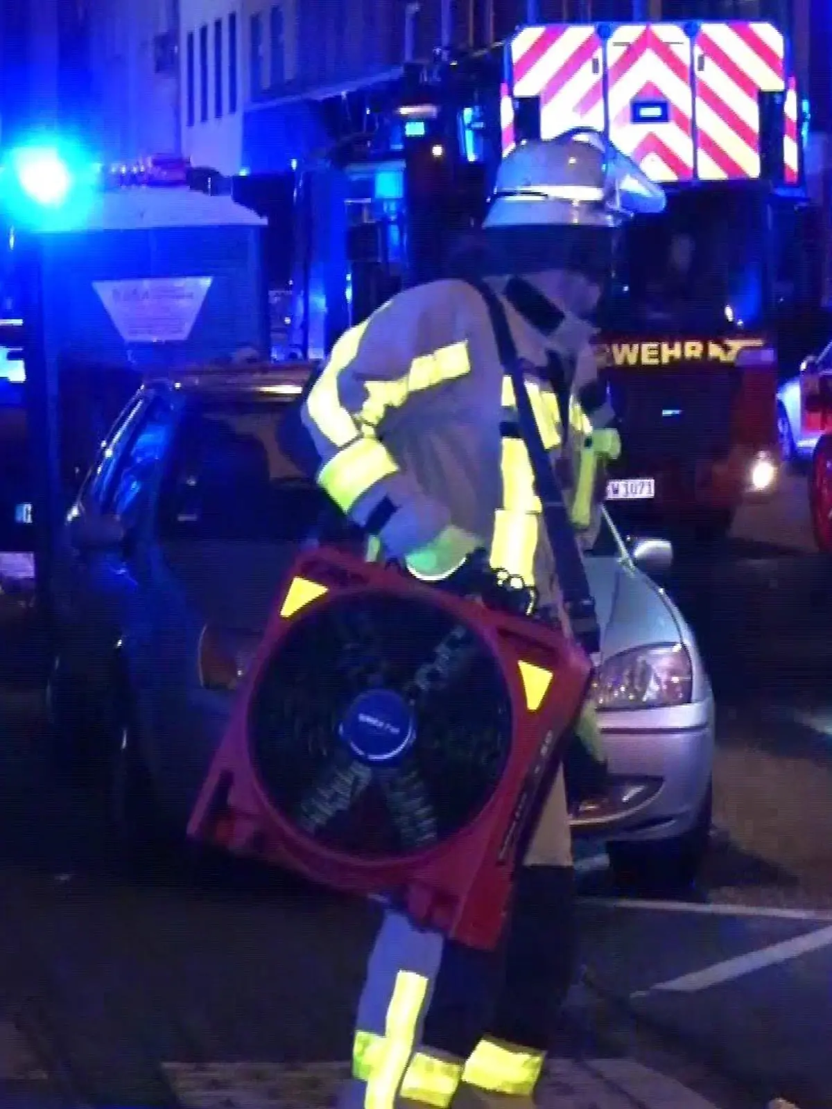 Die Krefelder Feuerwehr lüftet die mit Kohlenmonoxid vergiftete Wohnung.