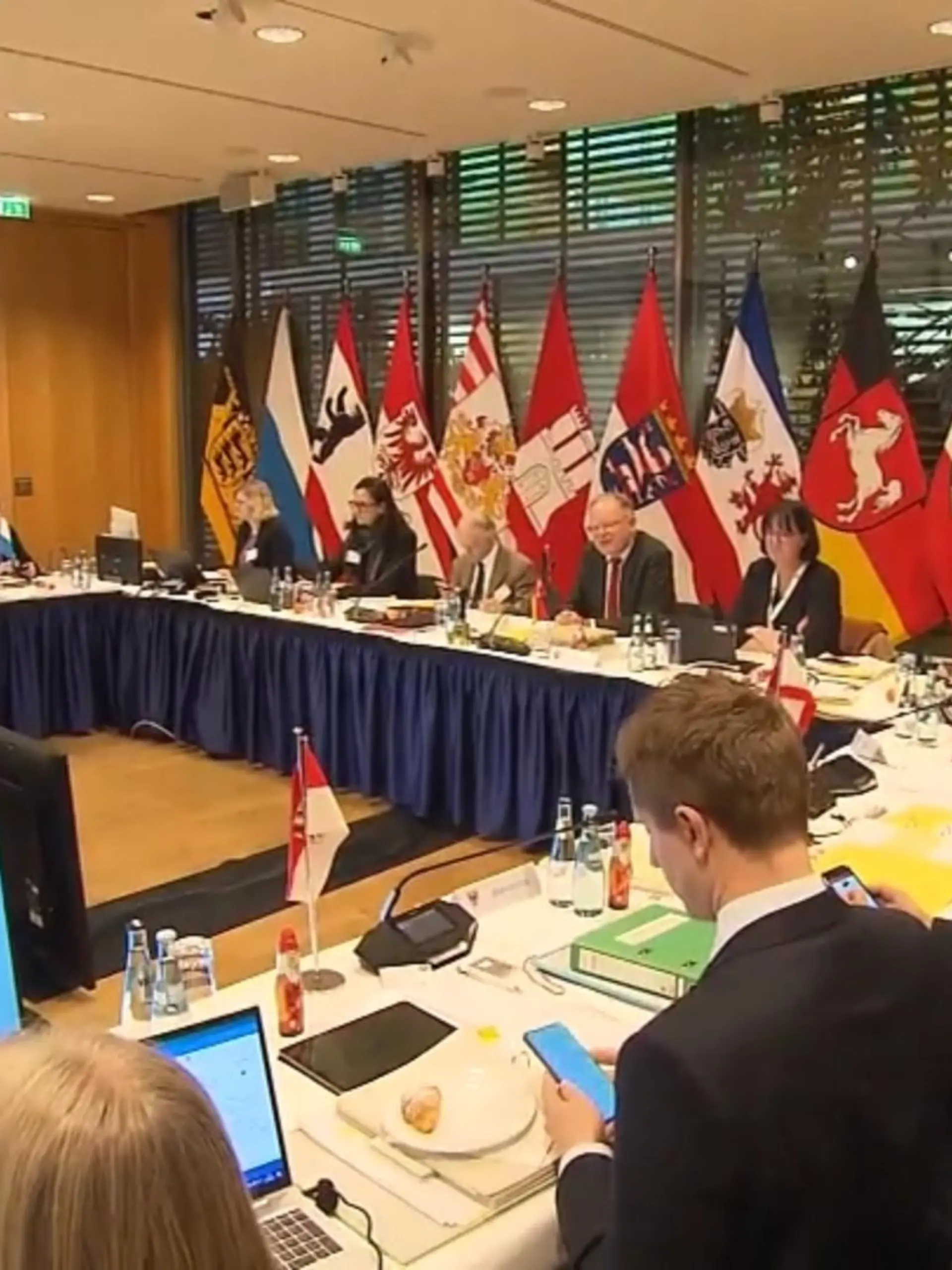 Bild zu: "Ministerpräsidenten treffen Kanzler"
