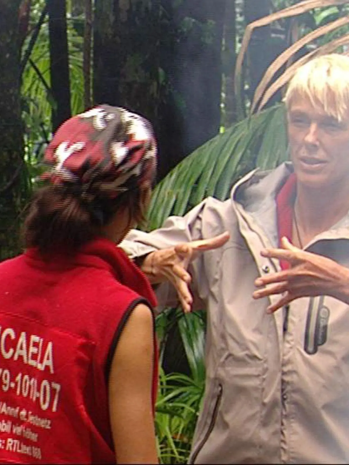 Tag 11 im Camp - Brigitte Nielsen (re.) erzählt Micaela Schäfer von Arnold Schwarzenegger. # Foto: RTLVerwendung der Bilder für Online-Medien ausschließlich mit folgender Verlinkung: 'Alle Infos zu 'Ich bin ein Star - Holt mich hier raus!' im Special bei RTL.de: http://www.rtl.de/cms/sendungen/ich-bin-ein-star.html'NUR ZUR EINMALIGEN VERÖFFENTLICHUNG ! KEINE WEITERGABE AN DRITTE ! KEINE VERWENDUNG NACH DEM 05.03.2012 !! KEINE ARCHIVIERUNG !Suchbegriff: Dschungelcamp