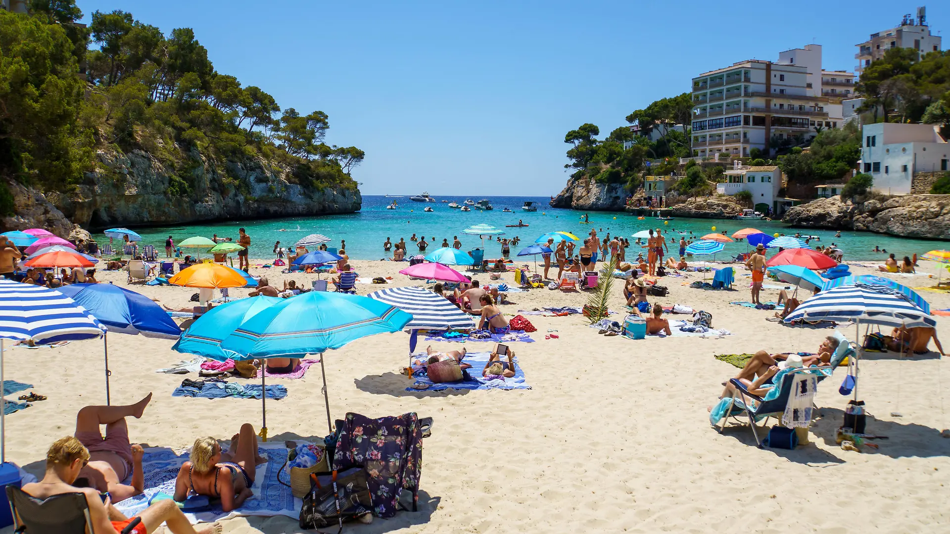 Strand und Bucht von Santanyi auf Mallorca, Spanien, im zweiten Jahr der Corona-Pandemie Hochsaison Sommer 2021 -Strand und Bucht von Santanyi auf Mallorca, Spanien, im zweiten Jahr der Corona-Pandemie Hochsaison Sommer 2021 -, Mallorca Balearische Inseln Spanien Santanyi *** Santanyi beach and bay in Mallorca, Spain, in the second year of the Corona pandemic high season summer 2021 Santanyi beach and bay in Mallorca, Spain, in the second year of the Corona pandemic high season summer 2021 , Mallorca Balearic Islands Spain Santanyi