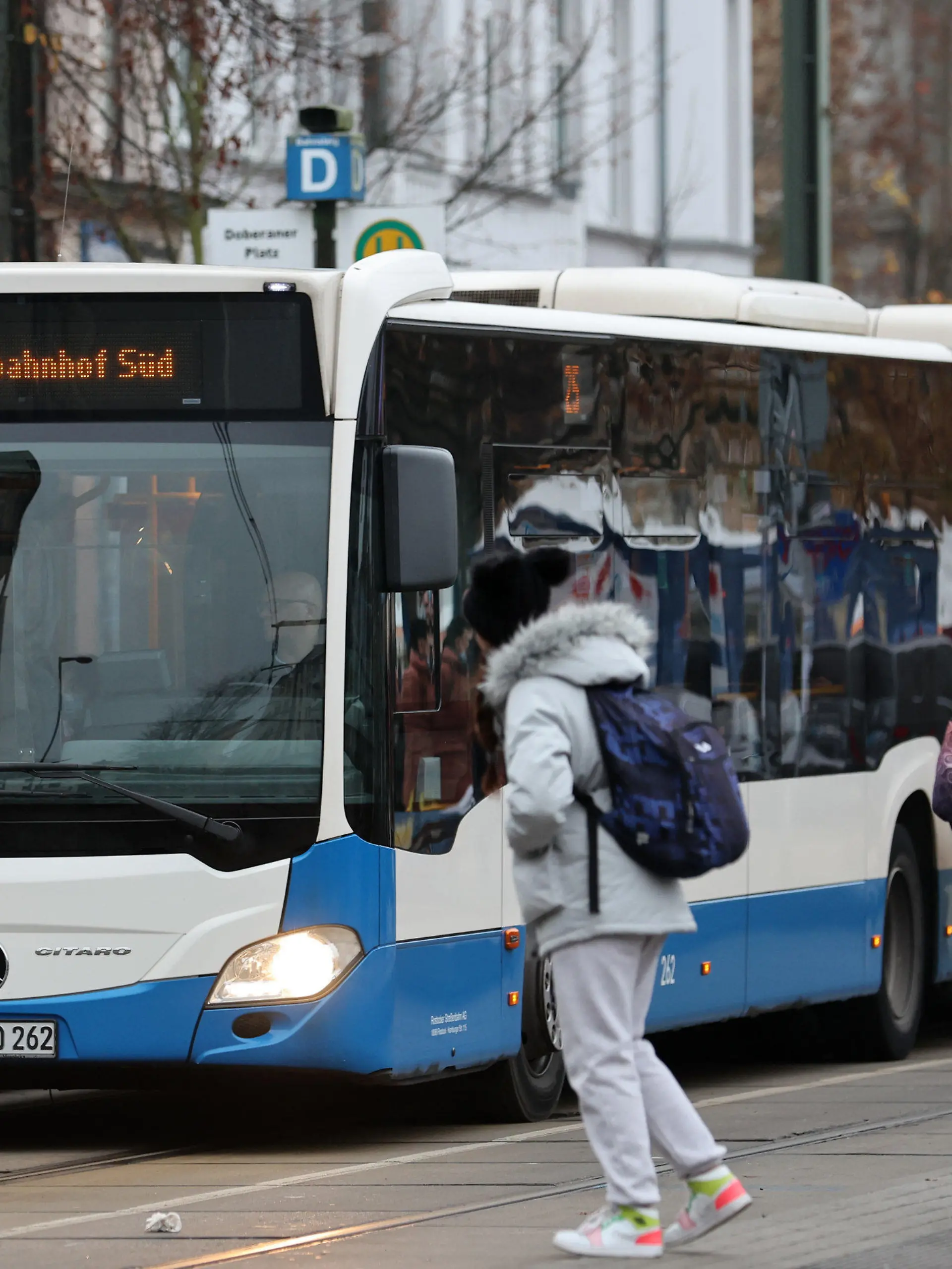 PRODUKTION - 25.11.2022, Mecklenburg-Vorpommern, Rostock: Ein Bus steht für Fahrgäste bereit. Die rot-rote Landesregierung plant für Rentner ein 365-Euro-Jahresticket für den Nahverkehr in ganz Mecklenburg-Vorpommern. Um die Vorteile im Vergleich zum Einzelfahrschein oder dem geplanten 49-Euro-Deutschlandticket auszunutzen, müssten die Inhaber der Jahreskarte allerdings häufig fahren. Foto: Bernd Wüstneck/dpa +++ dpa-Bildfunk +++