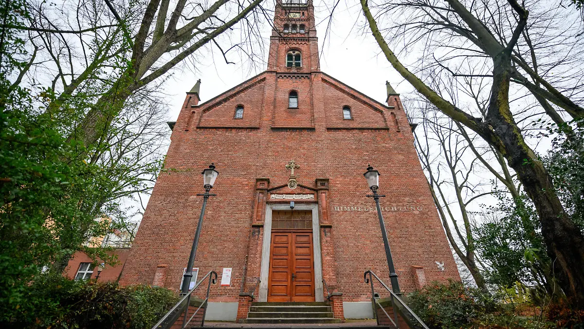 06.12.2022, Hamburg: Treppen führen zur Eingangstür der St. Pauli Kirche. Die St. Pauli Kirche wird im Winter mit Blick auf die hohen Energiekosten für drei Monate geschlossen bleiben. Foto: Jonas Walzberg/dpa +++ dpa-Bildfunk +++