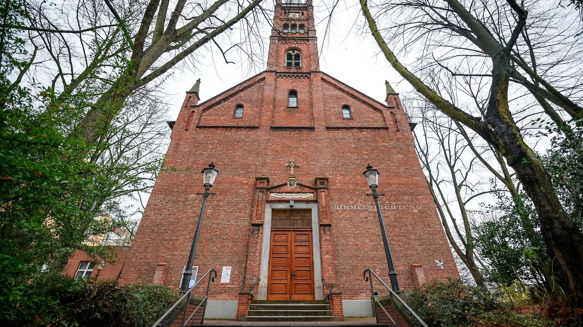 06.12.2022, Hamburg: Treppen führen zur Eingangstür der St. Pauli Kirche. Die St. Pauli Kirche wird im Winter mit Blick auf die hohen Energiekosten für drei Monate geschlossen bleiben. Foto: Jonas Walzberg/dpa +++ dpa-Bildfunk +++