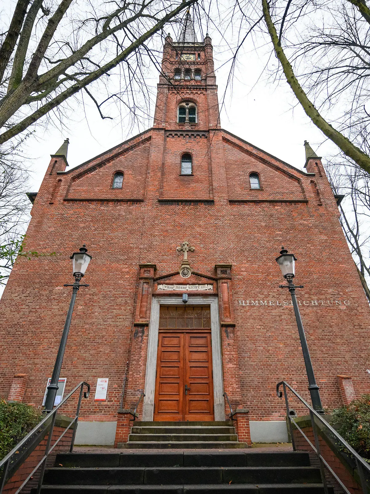 06.12.2022, Hamburg: Treppen führen zur Eingangstür der St. Pauli Kirche. Die St. Pauli Kirche wird im Winter mit Blick auf die hohen Energiekosten für drei Monate geschlossen bleiben. Foto: Jonas Walzberg/dpa +++ dpa-Bildfunk +++