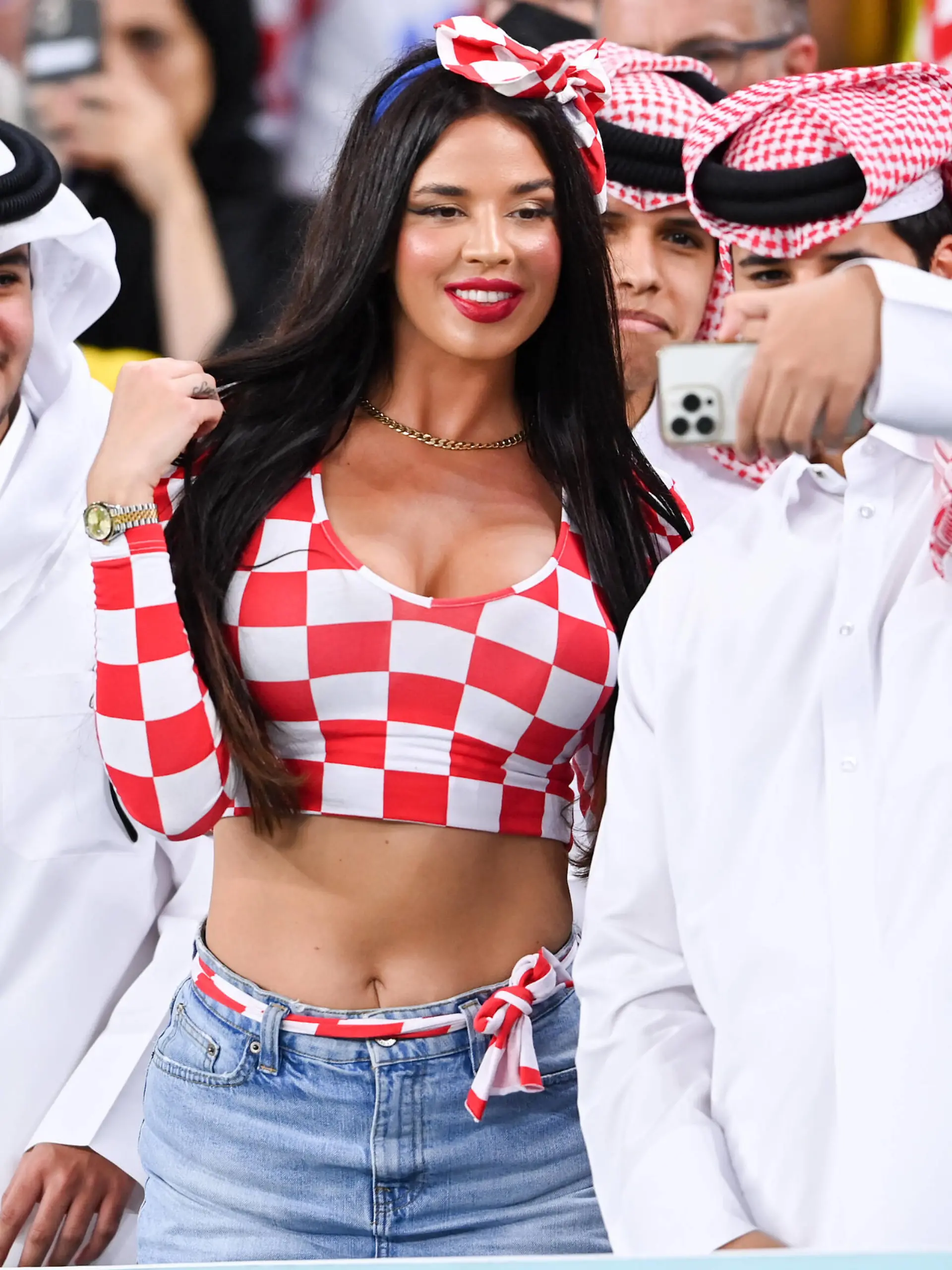  FUSSBALL WM 2022 Achtelfinale Japan - Kroatien 05.12.2022 Miss Kroatien Ivana Knoell mit einem Selfie fuer Kanarische Fans vor dem Spiel. *** FOOTBALL World Cup 2022 Round of 16 Japan Croatia 05 12 2022 Miss Croatia Ivana Knoell with a selfie for Canary fans before the match