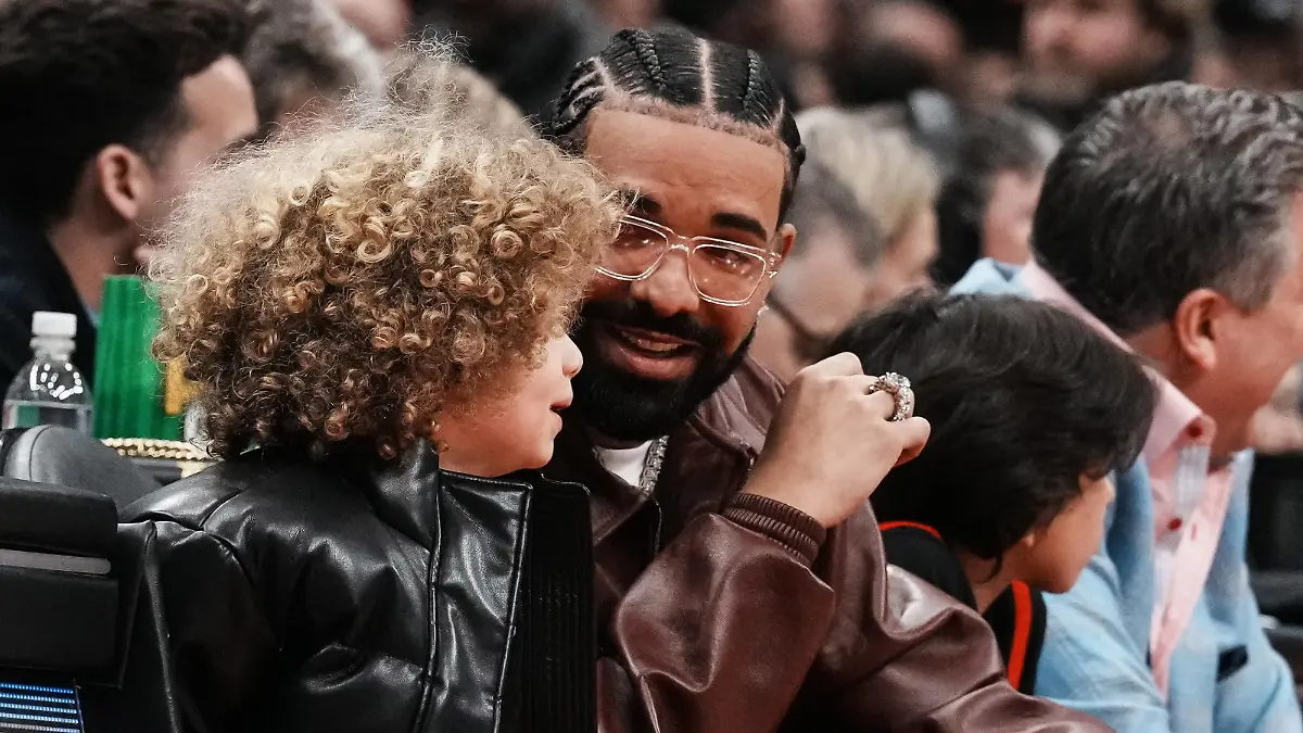 December 7, 2022, Toronto, ON, CAN: Drake sits with his son Adonis Graham as they watch the Toronto Raptors take on the Los Angeles Lakers in NBA, Basketball Herren, USA basketball action in Toronto on Wednesday, December 7, 2022. Drake Adonis Graham PUBLICATIONxINxGERxSUIxAUTxONLY - ZUMAc35_ 20221207_zaf_c35_186 Copyright: xChrisxYoungx
