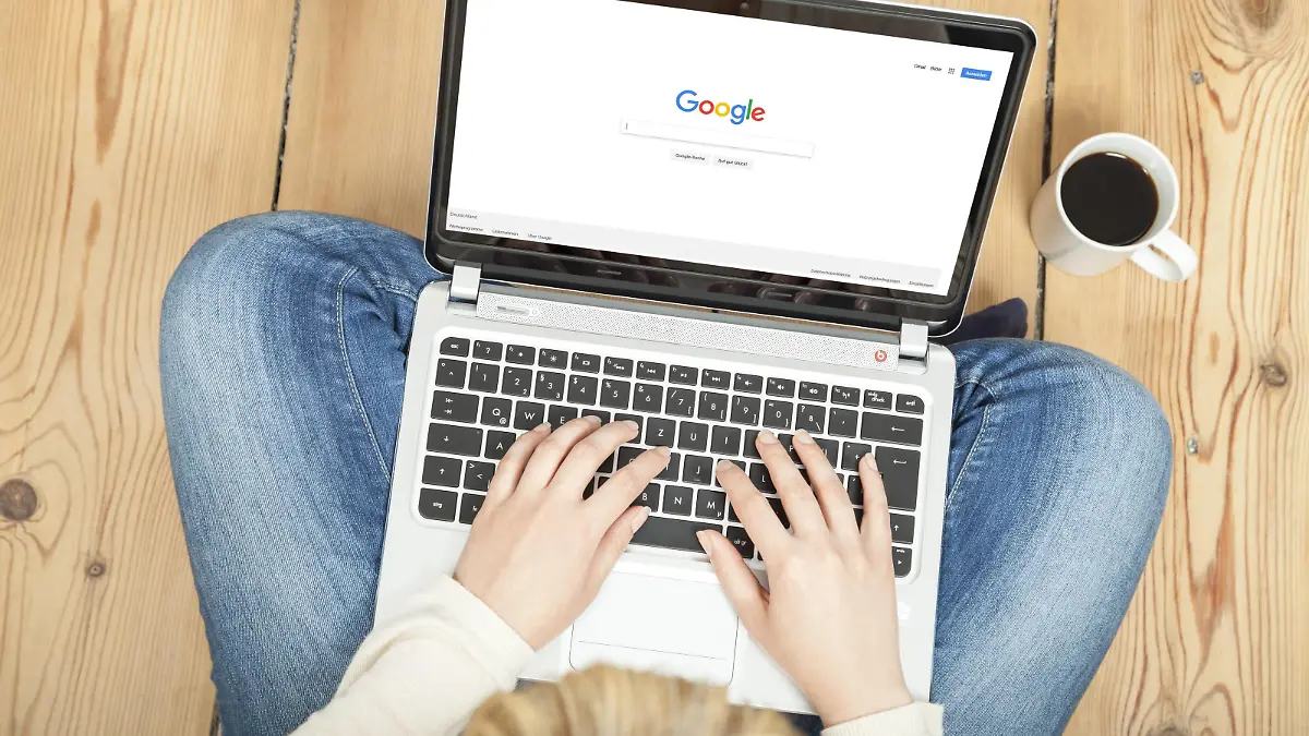 Google auf Laptop *** Google on Laptop