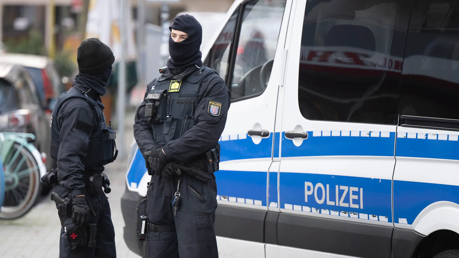 07.12.2022, Hessen, Frankfurt/Main: Bei einer Razzia gegen sogenannte «Reichsbürger» stehen Polizisten an einem durchsuchten Objekt in Frankfurt. Die Bundesanwaltschaft hat am Mittwochmorgen mehrere Menschen aus der sogenannten Reichsbürgerszene im Zuge einer Razzia festnehmen lassen. Zahlreiche Beamte seien in mehreren Bundesländern im Einsatz, sagte eine Sprecherin der Karlsruher Behörde
. Foto: Boris Roessler/dpa +++ dpa-Bildfunk +++