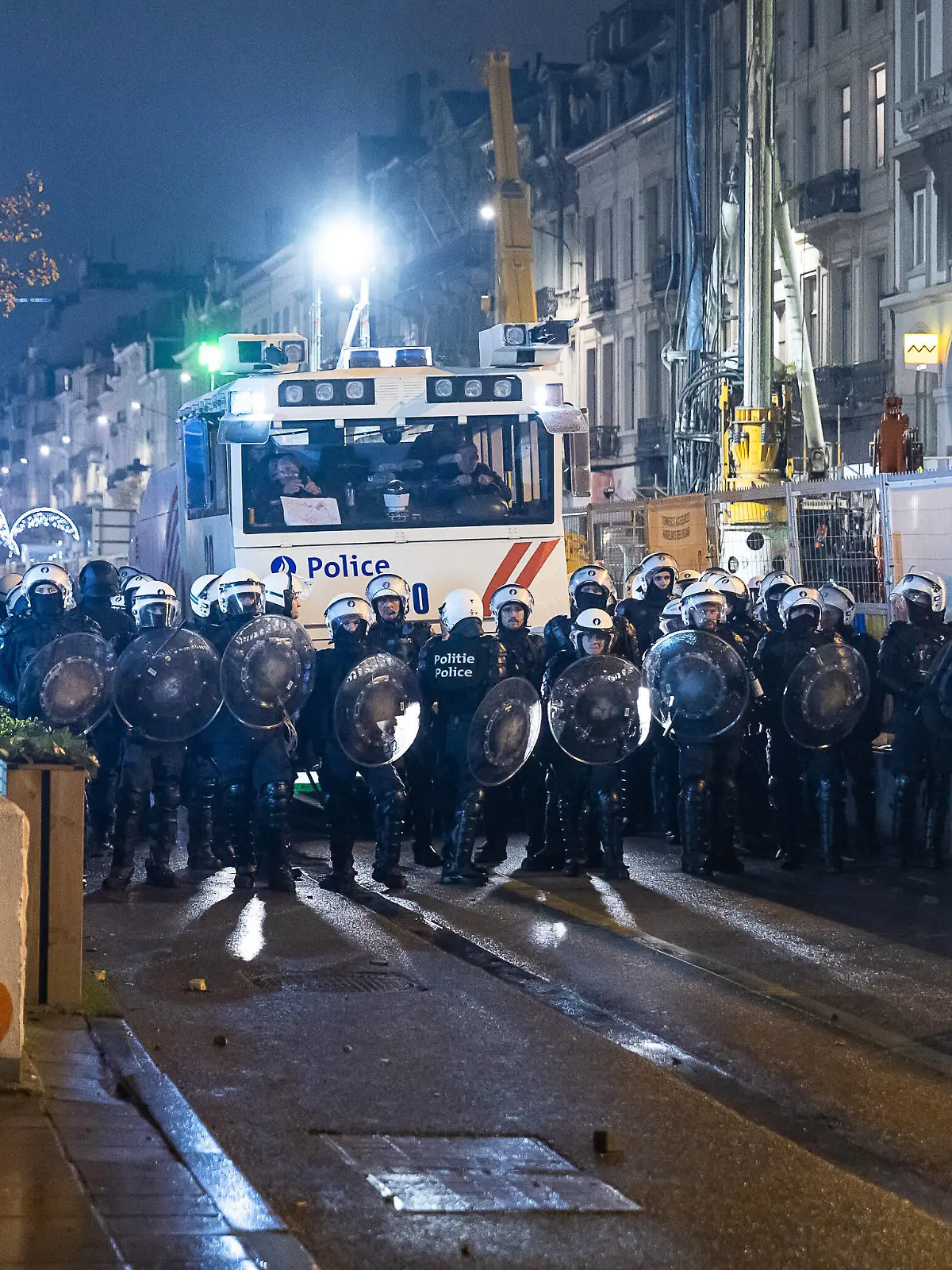  The atmosphere is getting a bit grimmer in the center of Brussels, during celebrations after a soccer game between the 1/8 final game between Morocco and Spain, at the FIFA 2022 World Cup, on Tuesday 06 December 2022. JAMESxARTHURxGEKIERE PUBLICATIONxNOTxINxBELxFRAxNED x55356138x