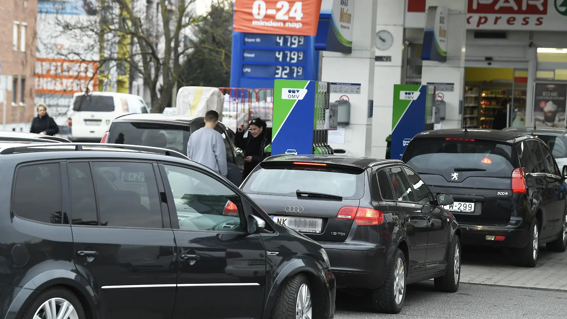 ABD0033_20220527 - SOPRON - UNGARN: ++ THEMENBILD ++ ZU APA0224 VOM 26.5.2022 - Wartende Fahrzeuge bei einer Tankstelle am Donnerstag, 10. März 2022, in Sopron. Die ungarische Regierung stoppt ab Freitag den sogenannten "Treibstoff-Tourismus". Ab Freitag, 27. Mai 2022, dürfen nur noch Fahrzeuge mit ungarischem Kennzeichen für den billigen Einheitspreis von 480 Forint (1,24 Euro) für einen Liter Benzin bzw. Diesel tanken. - FOTO: APA/ROBERT JAEGER - 20220310_PD23653
