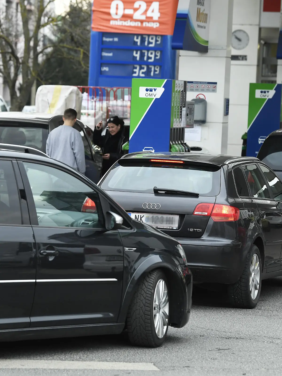 ABD0033_20220527 - SOPRON - UNGARN: ++ THEMENBILD ++ ZU APA0224 VOM 26.5.2022 - Wartende Fahrzeuge bei einer Tankstelle am Donnerstag, 10. März 2022, in Sopron. Die ungarische Regierung stoppt ab Freitag den sogenannten "Treibstoff-Tourismus". Ab Freitag, 27. Mai 2022, dürfen nur noch Fahrzeuge mit ungarischem Kennzeichen für den billigen Einheitspreis von 480 Forint (1,24 Euro) für einen Liter Benzin bzw. Diesel tanken. - FOTO: APA/ROBERT JAEGER - 20220310_PD23653