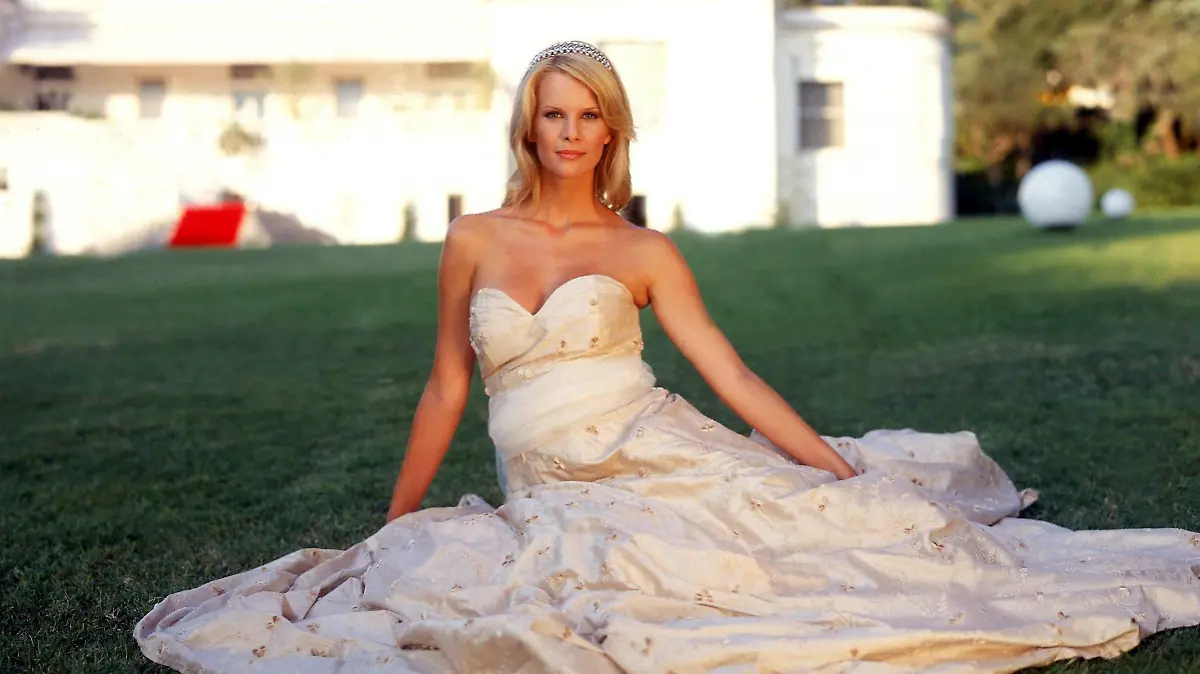 In einem Abendkleid sitzt Monica (M) vor der von RTL angemieteten Luxusvilla in Südfrankreich (undatiertes RTL-Bild). Die 27-jährige Stuttgarterin, die aus einer slowenisch-kroatischen Familie stammt, ist "Die Bachelorette" - die Junggesellin, die in der gleichnamigen RTL-Kuppelshow vom 10.11.2004 an nach dem Mann ihres Herzens sucht. Von Ausgabe zu Ausgabe muss sich Monica von einigen der 25 Kandidaten verabschieden. In der ersten Sendung nehmen gleich zehn Abschied, dann fünf, dann vier, zwei und dann jeweils einer, bis in der siebten und letzten Folge noch zwei übrig sind, um die es noch geht. Foto: Stephan Pick/RTL dpa