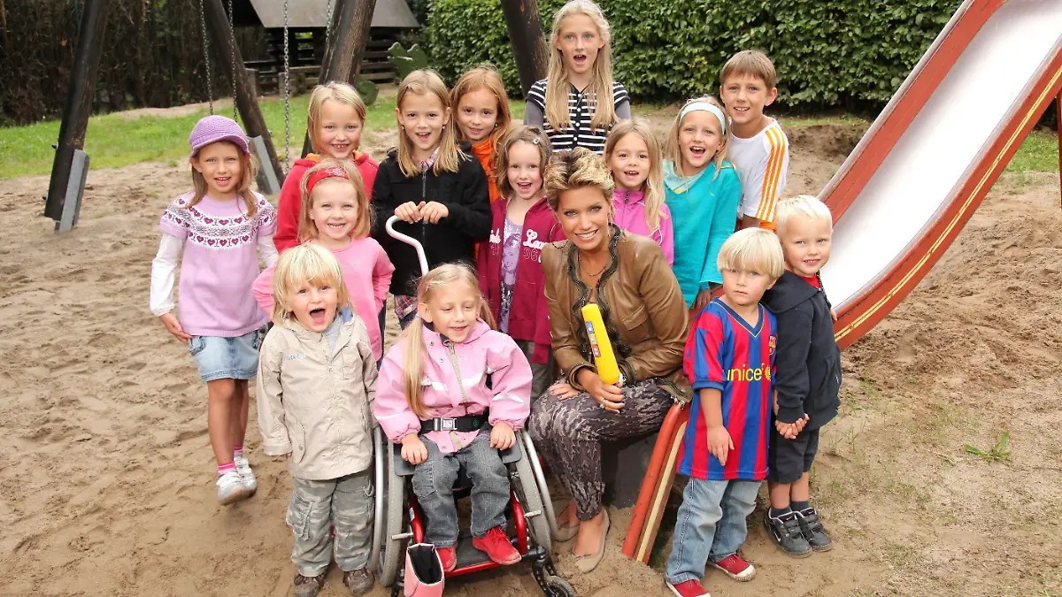  "RTL - Wir helfen Kindern" 2010: Sylvie van der Vaart engagiert sich für den Bau eines Begegnungshofes für behinderte und nichtbehinderte Kinder in der Region Bergstrasse. Dort sollen Kinder wie die kleine Leonie (7)  u.a. durch tiertherapeutische Massnahmen gefördert werden. Beim RTL-Spendenmarathon 2010 am 18. und 19. November 2010 wird u.a. für dies Projekt gesammelt. 