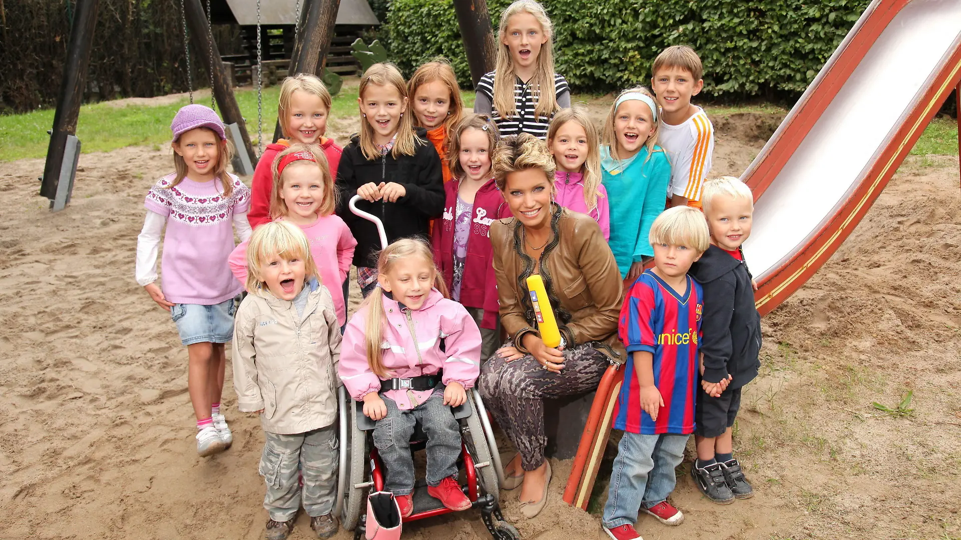 "RTL - Wir helfen Kindern" 2010: Sylvie van der Vaart engagiert sich für den Bau eines Begegnungshofes für behinderte und nichtbehinderte Kinder in der Region Bergstrasse. Dort sollen Kinder wie die kleine Leonie (7) u.a. durch tiertherapeutische Massnahmen gefördert werden. Beim RTL-Spendenmarathon 2010 am 18. und 19. November 2010 wird u.a. für dies Projekt gesammelt.
