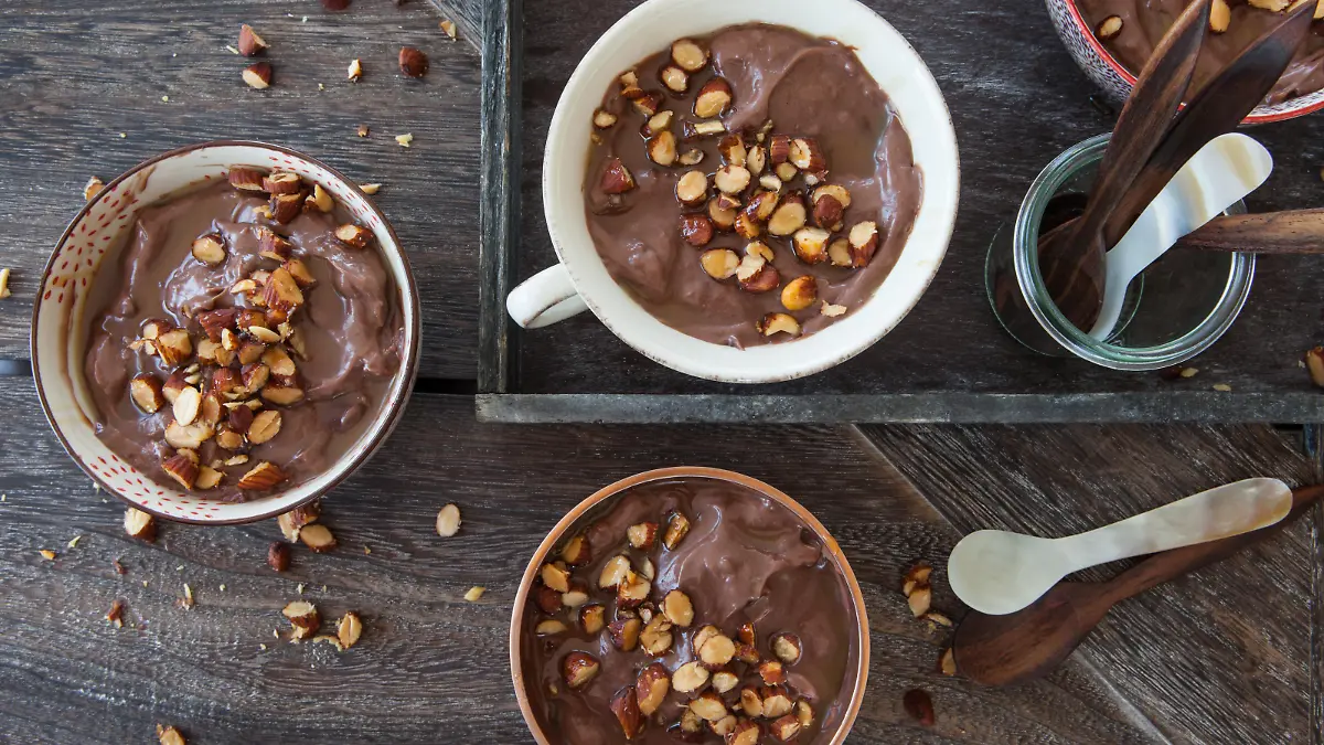 Leckerer Schokoladen Pudding mit Mandeln und Karamelsauce