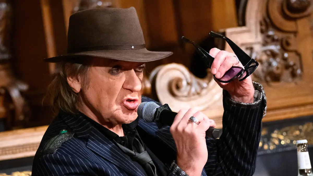 dpatopbilder - 06.12.2022, Hamburg: Rocksänger Udo Lindenberg spricht auf der Bühne im Großen Festsaal. Auf Einladung des Übersee-Clubs kommen vier Ehrenbürger der Stadt zu einem Gespräch über die Zukunft von Hamburg zusammen. Foto: Jonas Walzberg/dpa +++ dpa-Bildfunk +++