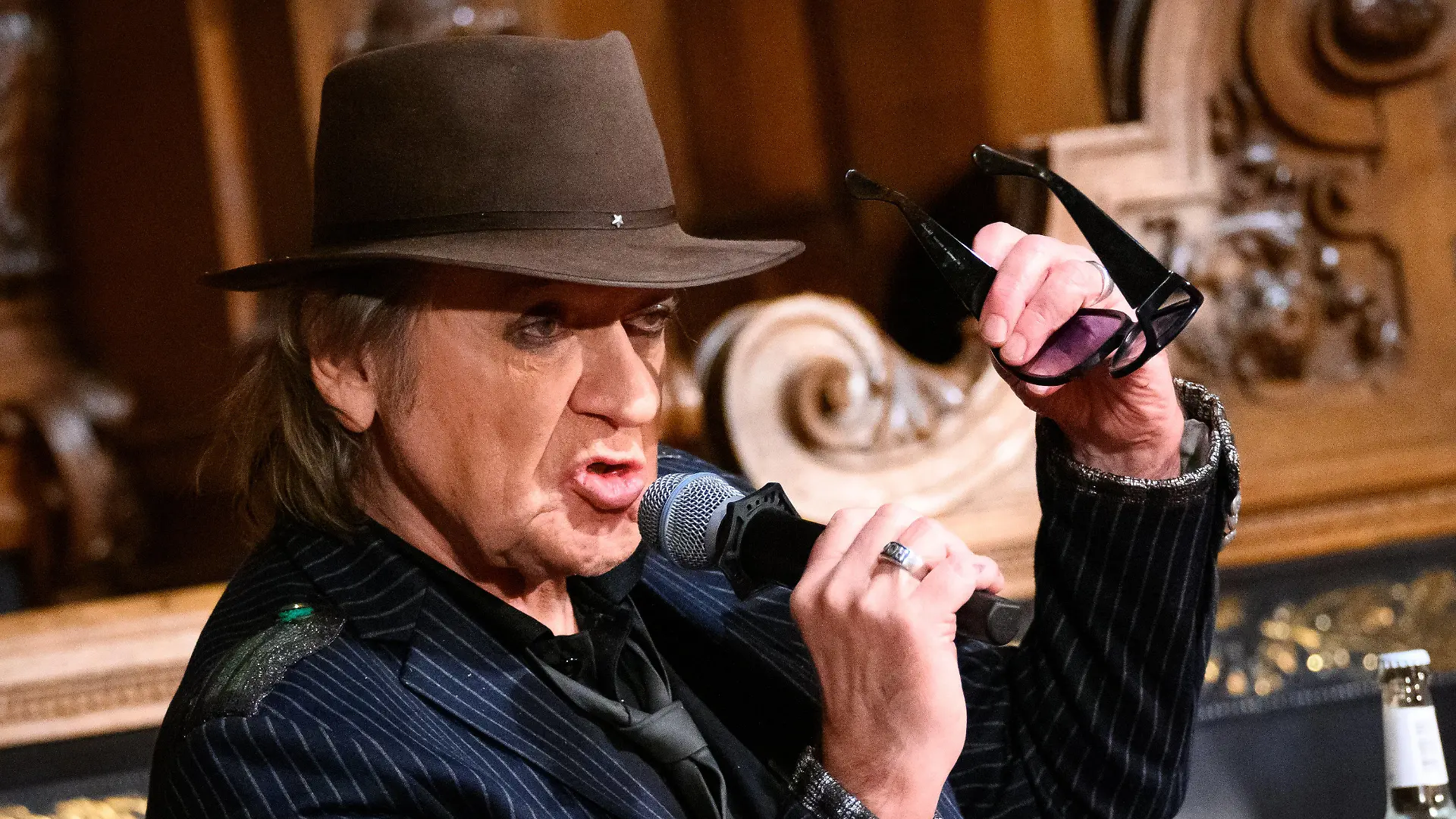 dpatopbilder - 06.12.2022, Hamburg: Rocksänger Udo Lindenberg spricht auf der Bühne im Großen Festsaal. Auf Einladung des Übersee-Clubs kommen vier Ehrenbürger der Stadt zu einem Gespräch über die Zukunft von Hamburg zusammen. Foto: Jonas Walzberg/dpa +++ dpa-Bildfunk +++