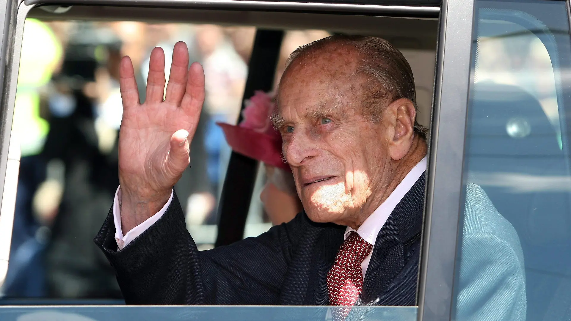 epa03042128 (FILE) A file picture dated 26 October 2011 of Queen Elizabeth II and The Duke of Edinburgh ride in a car touring the city of Melbourne, Australia. A Buckingham Palace spokesman has said on 23 December 2011 that the Duke of Edinburgh has been taken to hospital in Cambridge after suffering chest pains. Prince Philip, who turned 90 last June, was taken from Sandringham, a traditional a traditional royal retreat in Norfolk for Christmas to the coronary unit at Papworth Hospital, Cambridge, for 'precautionary tests'. EPA/ALEX COPPEL / POOL AUSTRALIA AND NEW ZEALAND OUT +++(c) dpa - Bildfunk+++