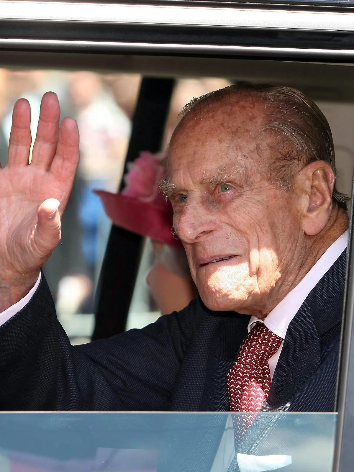 epa03042128 (FILE) A file picture dated 26 October 2011 of Queen Elizabeth II and The Duke of Edinburgh ride in a car touring the city of Melbourne, Australia. A Buckingham Palace spokesman has said on 23 December 2011 that the Duke of Edinburgh has been taken to hospital in Cambridge after suffering chest pains. Prince Philip, who turned 90 last June, was taken from Sandringham, a traditional a traditional royal retreat in Norfolk for Christmas to the coronary unit at Papworth Hospital, Cambridge, for 'precautionary tests'. EPA/ALEX COPPEL / POOL AUSTRALIA AND NEW ZEALAND OUT  +++(c) dpa - Bildfunk+++