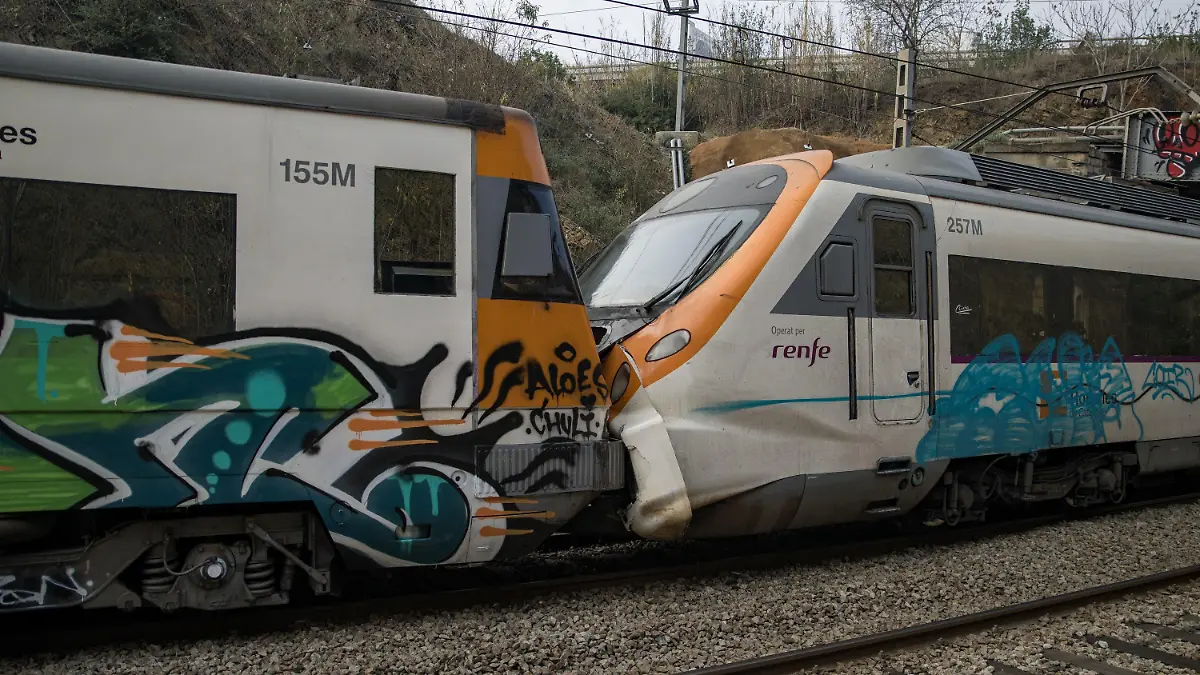 07.12.2022, Spanien, Manresa: Blick auf die Kollisionsstelle zweier Züge im Bahnhof Montcada i Reixac. Beim Zusammenprall von zwei Vorortzügen der Millionenmetropole Barcelona sind am Mittwochmorgen rund 150 Passagiere verletzt worden. Foto: Lorena Sopêna/EUROPA PRESS/dpa +++ dpa-Bildfunk +++