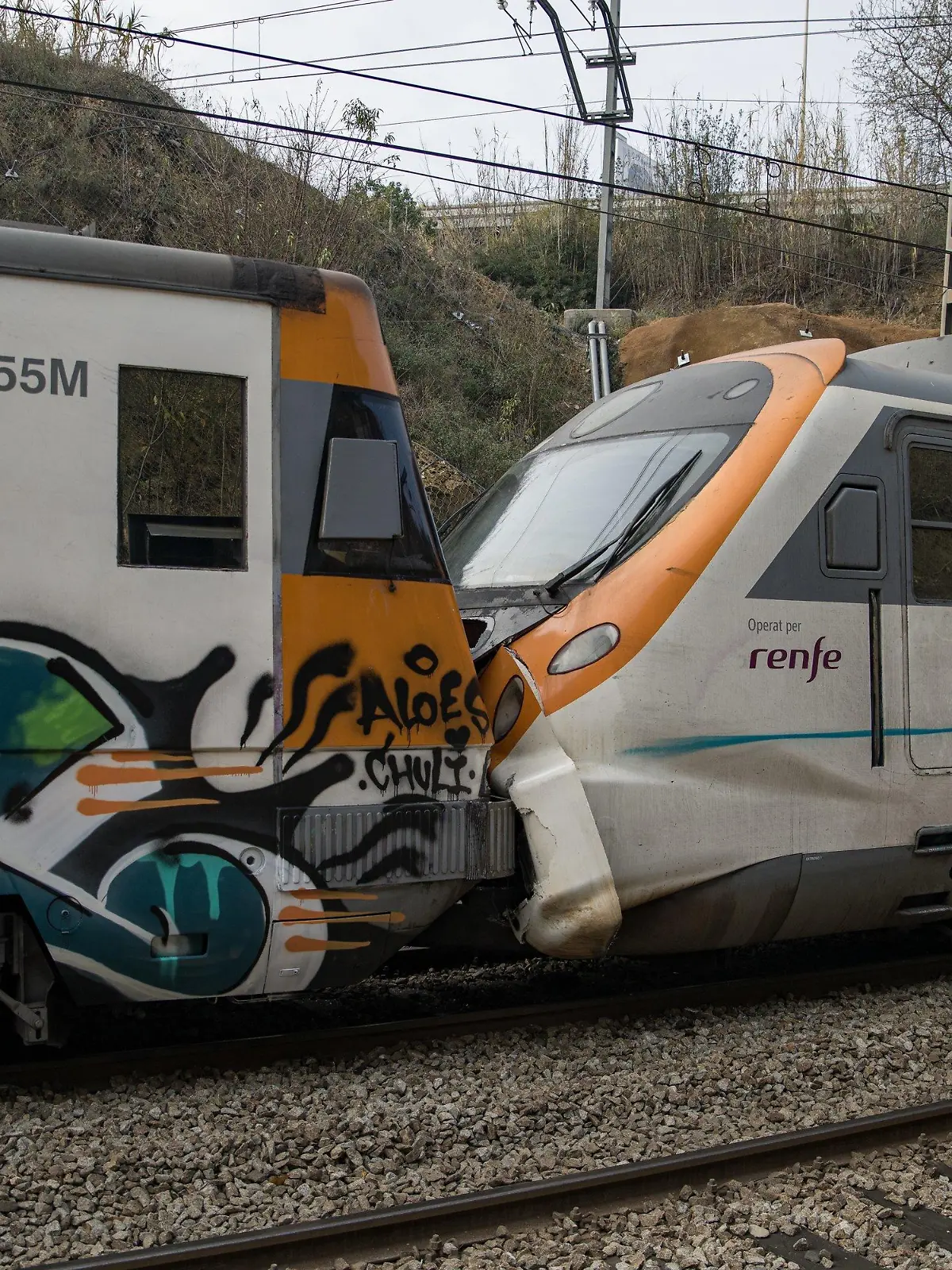 07.12.2022, Spanien, Manresa: Blick auf die Kollisionsstelle zweier Züge im Bahnhof Montcada i Reixac. Beim Zusammenprall von zwei Vorortzügen der Millionenmetropole Barcelona sind am Mittwochmorgen rund 150 Passagiere verletzt worden. Foto: Lorena Sopêna/EUROPA PRESS/dpa +++ dpa-Bildfunk +++