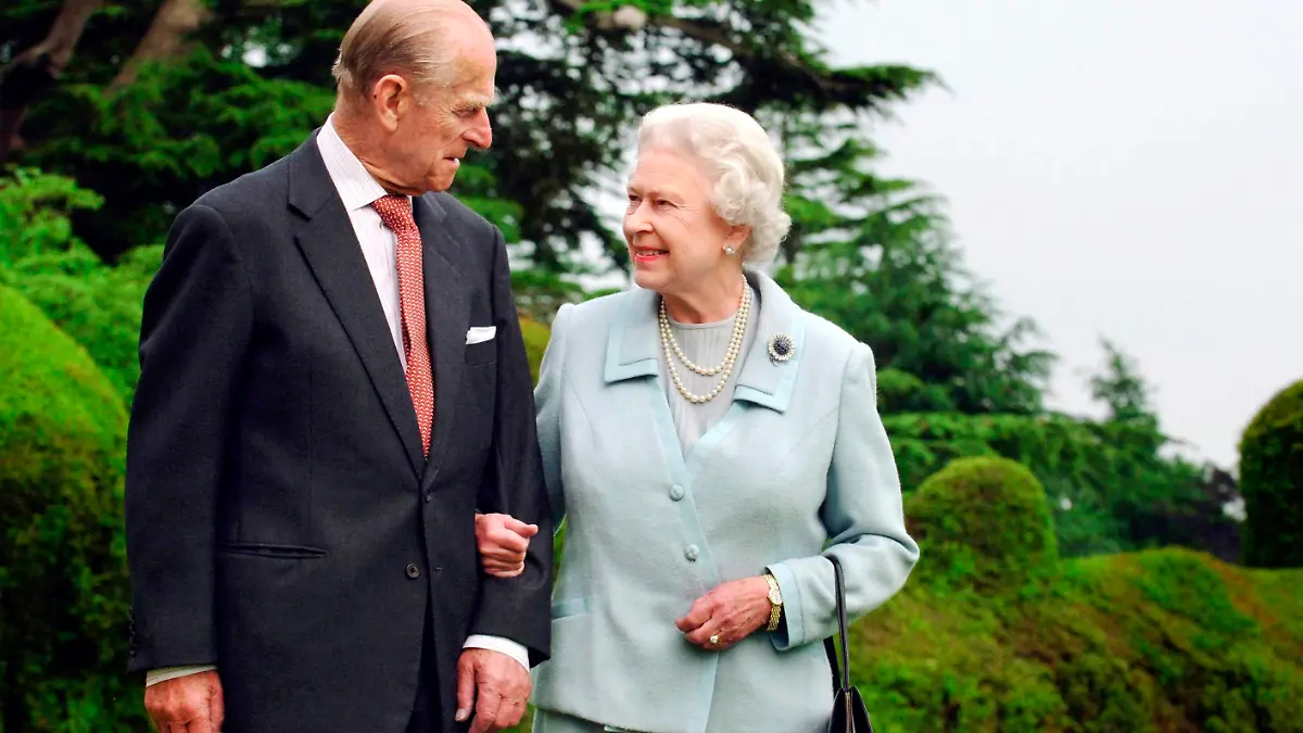 Britain's Queen Elizabeth and Prince Philip walk at Broadlands in Romsey, southern England, in this undated photograph taken in 2007. Prince Philip, the 90-year-old husband of Queen Elizabeth, had heart surgery to ease a blocked artery on December 23, 2011 after being rushed to hospital with chest pains as he prepared to celebrate Christmas with the royal family. REUTERS/Fiona Hanson/Pool (UNITED KINGDOM - Tags: ROYALS HEALTH ENTERTAINMENT)