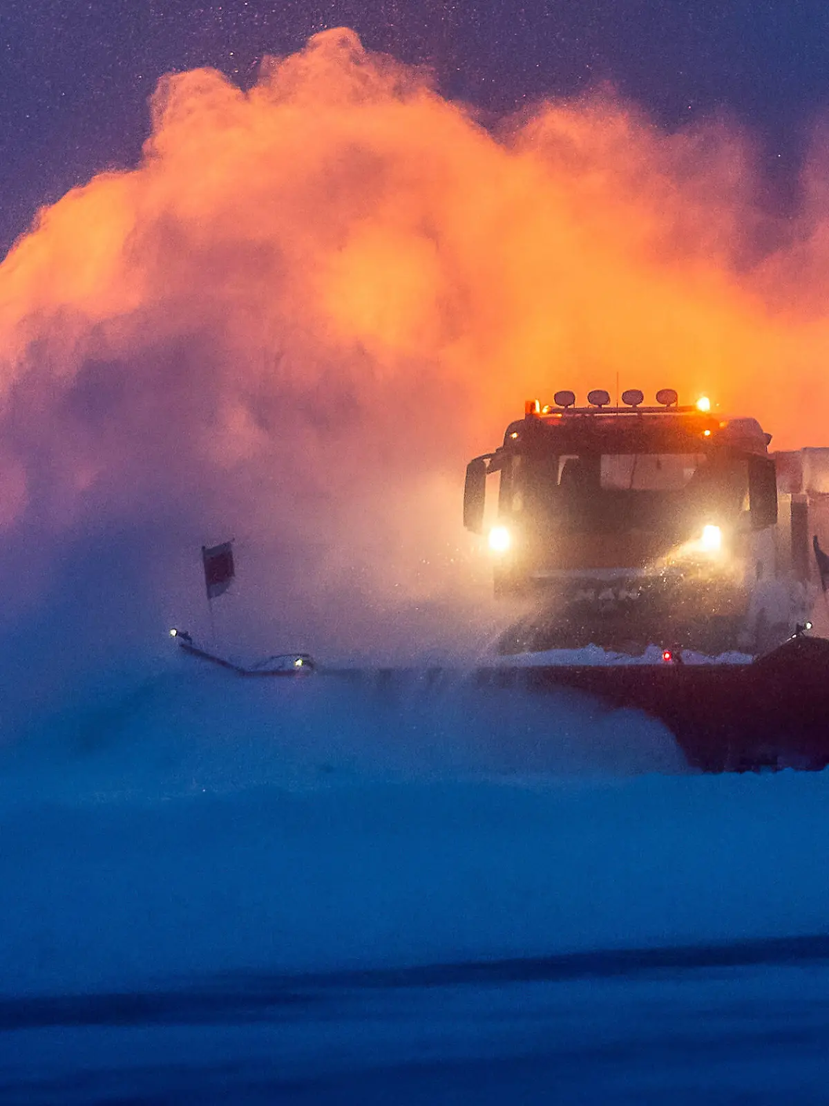  Airport Dresden Schneefräsen und Räumfahrzeuge befreien auf dem Flughafen Dresden die Rollbahnen von meterhohen Schneemassen. Nach einem massiven Wintereinbruch hatte es in der Nacht und am Morgen sehr stark geschneit. *** Dresden Airport Snow blowers and snow clearing vehicles clear the taxiways at Dresden Airport of metres of snow After a massive onset of winter, it snowed very heavily during the night and in the morning