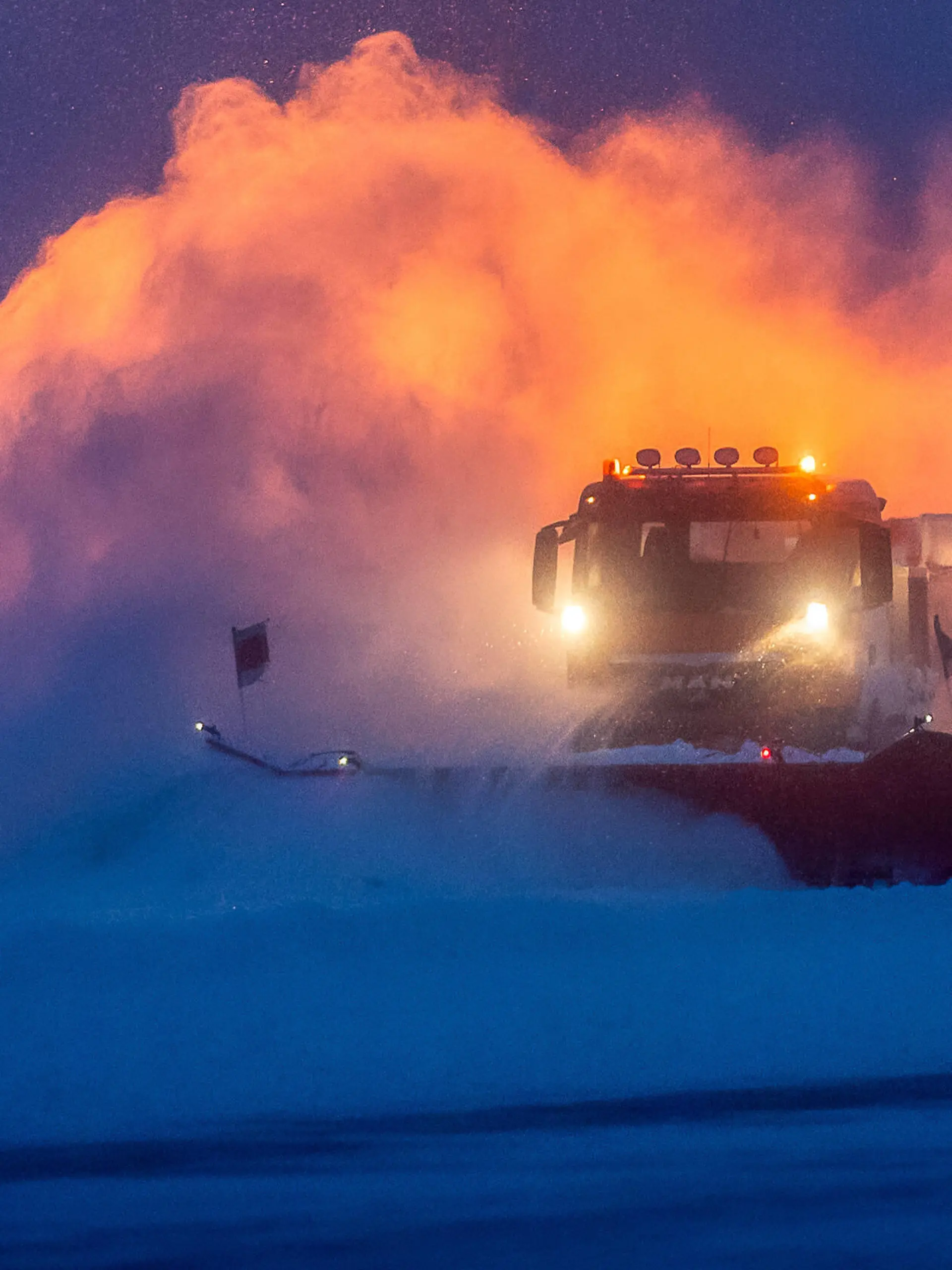  Airport Dresden Schneefräsen und Räumfahrzeuge befreien auf dem Flughafen Dresden die Rollbahnen von meterhohen Schneemassen. Nach einem massiven Wintereinbruch hatte es in der Nacht und am Morgen sehr stark geschneit. *** Dresden Airport Snow blowers and snow clearing vehicles clear the taxiways at Dresden Airport of metres of snow After a massive onset of winter, it snowed very heavily during the night and in the morning