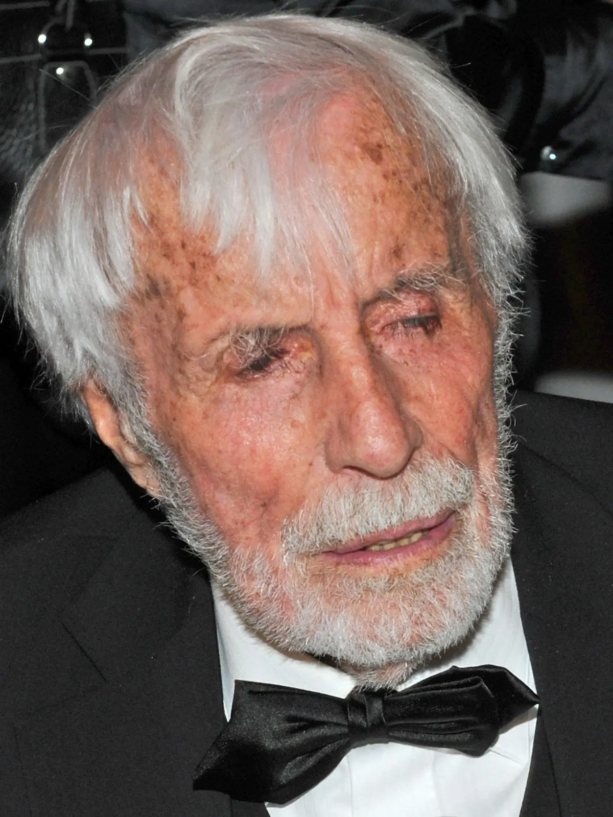 ARCHIV - Der Entertainer Johannes Heesters feiert während der Gala zum 50-jährigen Bestehen der Kleinen Komödie im Bayerischen Hof in München (Archivfoto vom 31.10.2011). Der 108-Jährige liegt seit Samstag (17.12.2011) auf der Intensivstation des Klinikums Starnberg, wie der Geschäftsführer der Klinik, Thomas Weiler, am Montag (19.12.2011) der Nachrichtenagentur dpa sagte. Zum Gesundheitszustand des Schauspielers wollte er sich nicht äußern. Foto: Ursula Düren dpa/lby (zu dpa 0919 vom 19.12.2011)  +++(c) dpa - Bildfunk+++