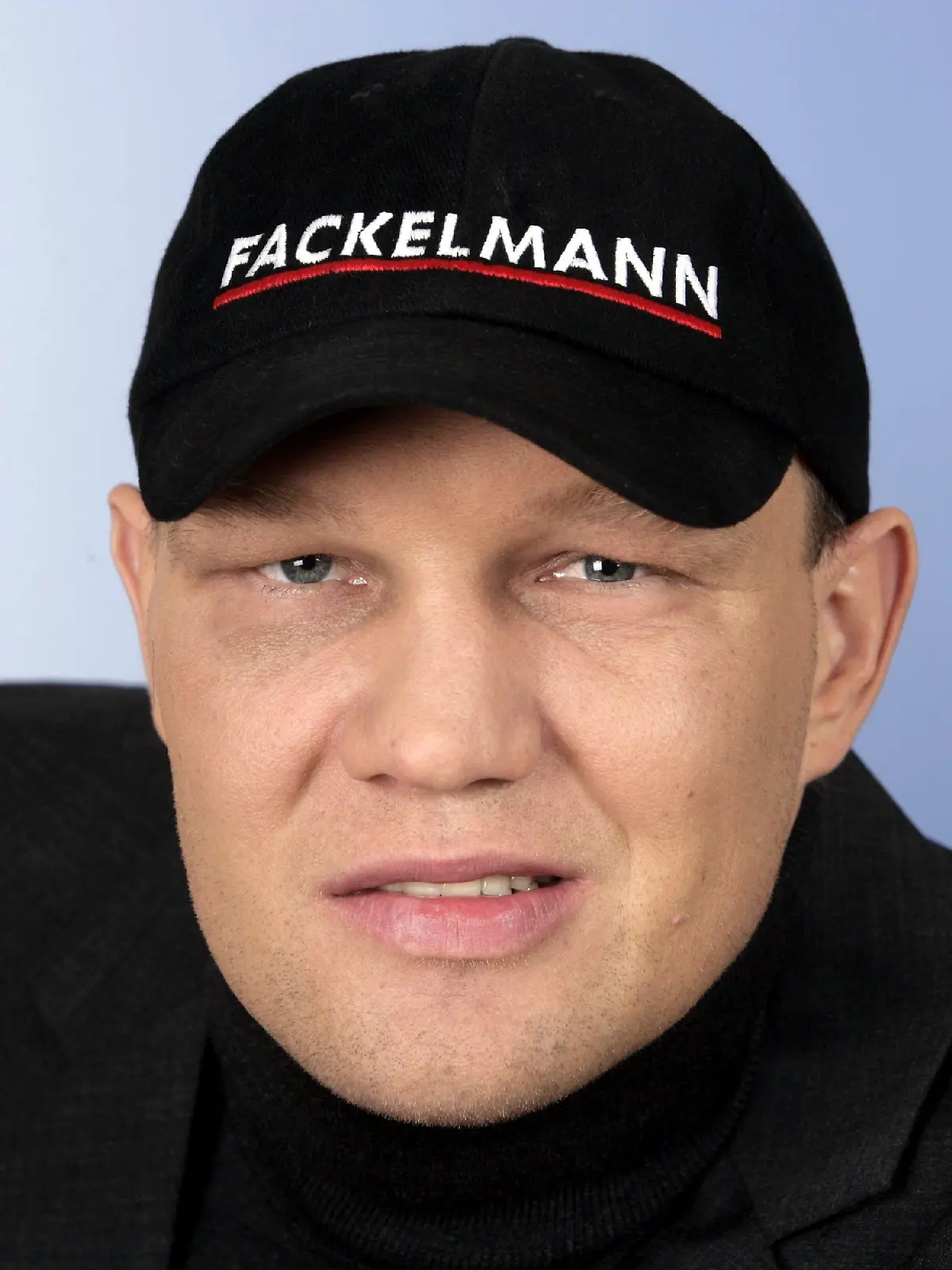 ARCHIV - Der deutsche Schwergewichts-Box-Profi und Medienliebling Axel Schulz aus Frankfurt (Oder), aufgenommen bei der mdr-Talksendung "Riverboat" in Leipzig (Archivfoto 12.01.2007). Schulz war bei seinem Comeback nach siebenjähriger Pause am 25. November 2006 gegen den US-Boxer Brian Minto in der sechsten Runde K. o. gegangen. Nach Informationen der "Bild"- Zeitung erlitt Schulz nach dem Kampf einen Schlaganfall. Foto: Thomas Schulze                                          +++(c) dpa - Bildfunk+++
