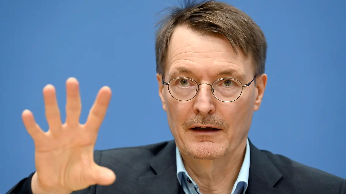 Karl Lauterbach bei der Bundespressekonferenz zu den Reformvorschlägen der Regierungskommission Krankenhausversorgung im Haus der Bundespressekonferenz. Berlin, 06.12.2022 *** Karl Lauterbach at the Federal Press Conference on the reform proposals of the Government Commission on Hospital Care in the House of the Federal Press Conference Berlin, 06 12 2022 Foto:xF.xKernx/xFuturexImage