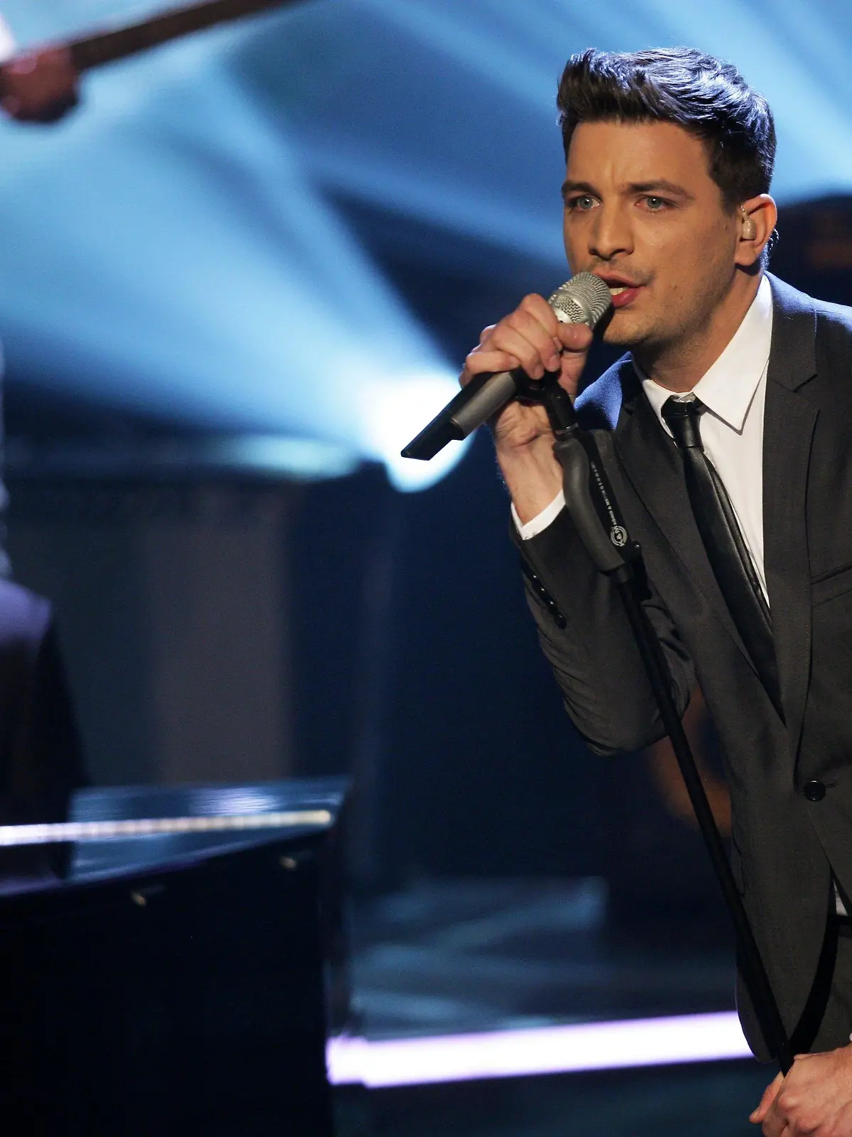Der Polizist David Pfeffer singt am Dienstag (06.12.2011) im Finale der Vox-Castingshow "X Factor" im Coloneum in Köln und wird dabei von seinem Juryvater Till Brönner am Klavier begleitet. Pfeffer gewann den Wettbewerb. Foto: Rolf Vennenbernd dpa/lnw  +++(c) dpa - Bildfunk+++
